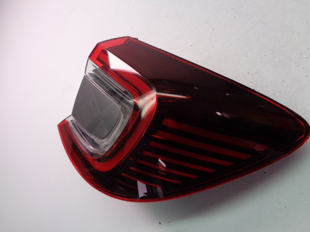 LAMPA PRAWY TYŁ RENAULT CAPTUR II 1.6 E-TECH 2023 ROK Strona zabudowy prawa