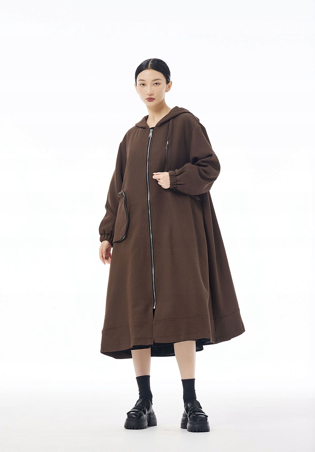 0008 Dlouhá oversize bunda s kapucí a zipem – styl street Y2K – Hnědá