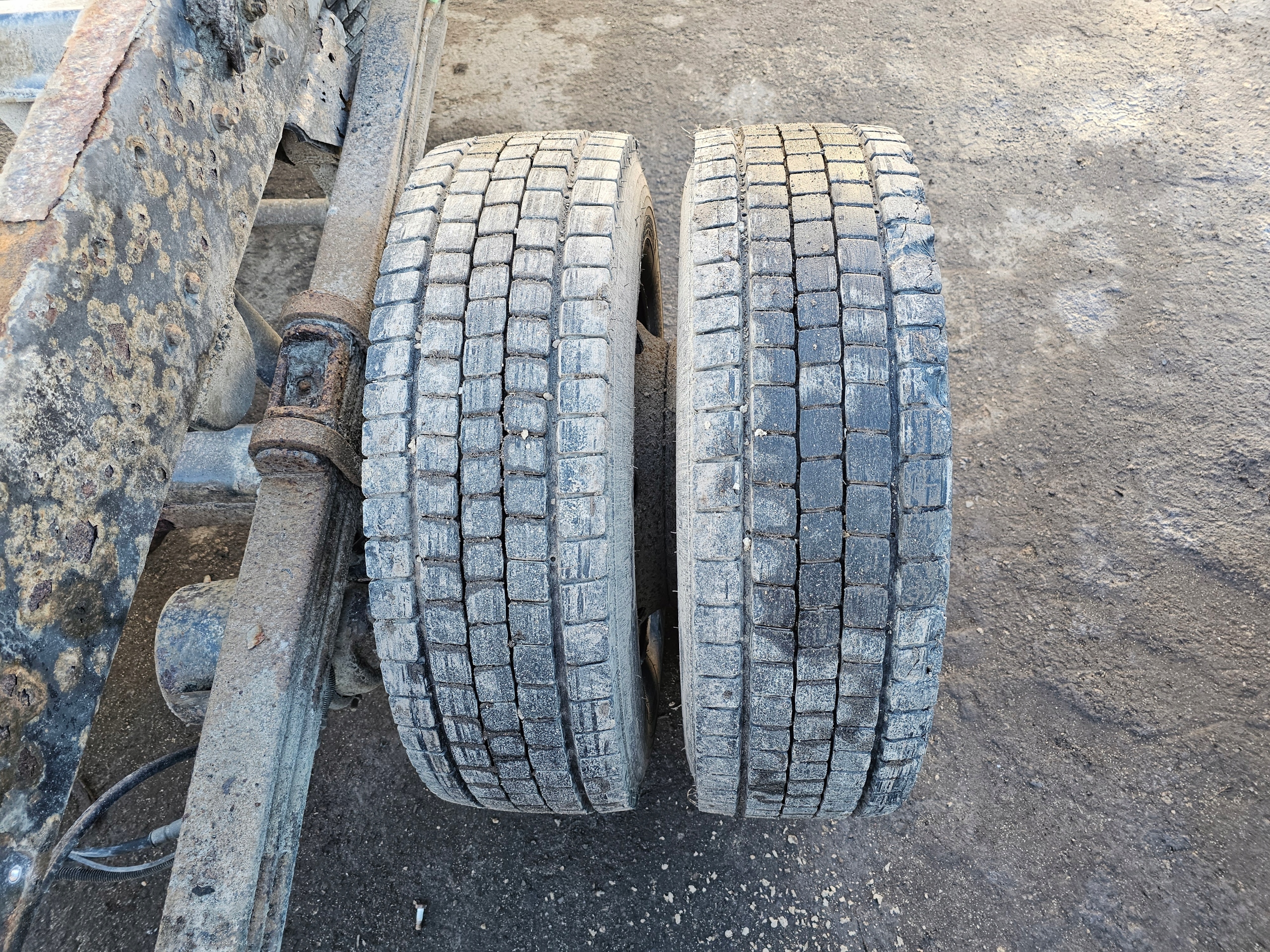 KOŁA KOŁO FELGI OPONY 2 sztuki RENAULT MIDLUM DUNLOP SP444 225/75 R 17,5 Rodzaj felg Stalowe