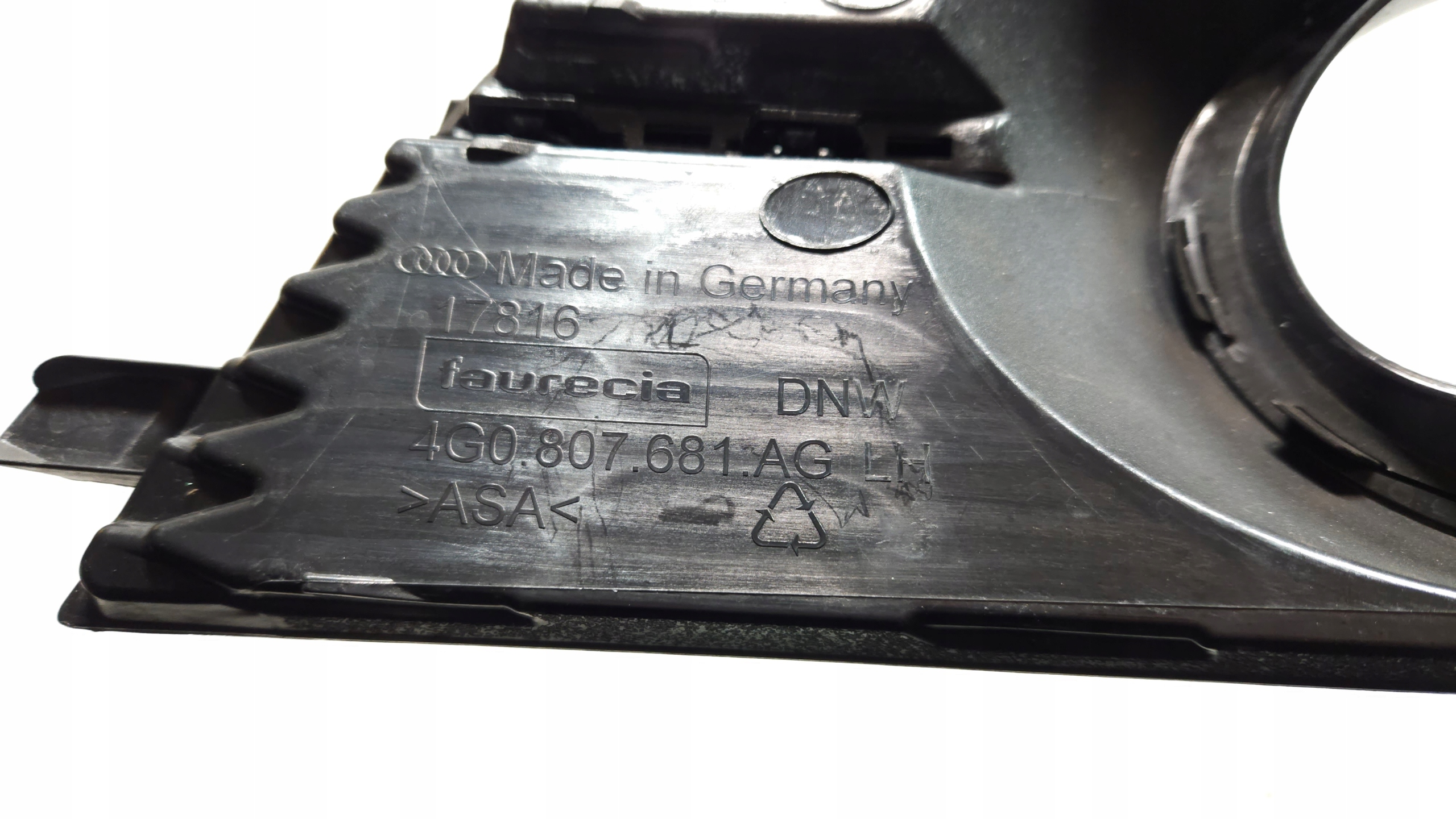 AUDI A6 C7 KRATKA ATRAPA LEWA 4G0807681AG Producent części Audi OE