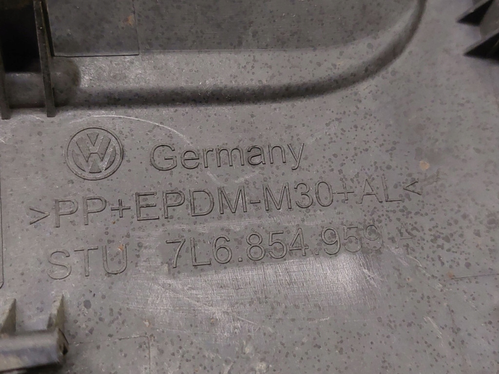 VW TOUAREG and cap for fender left front 7L6854959
