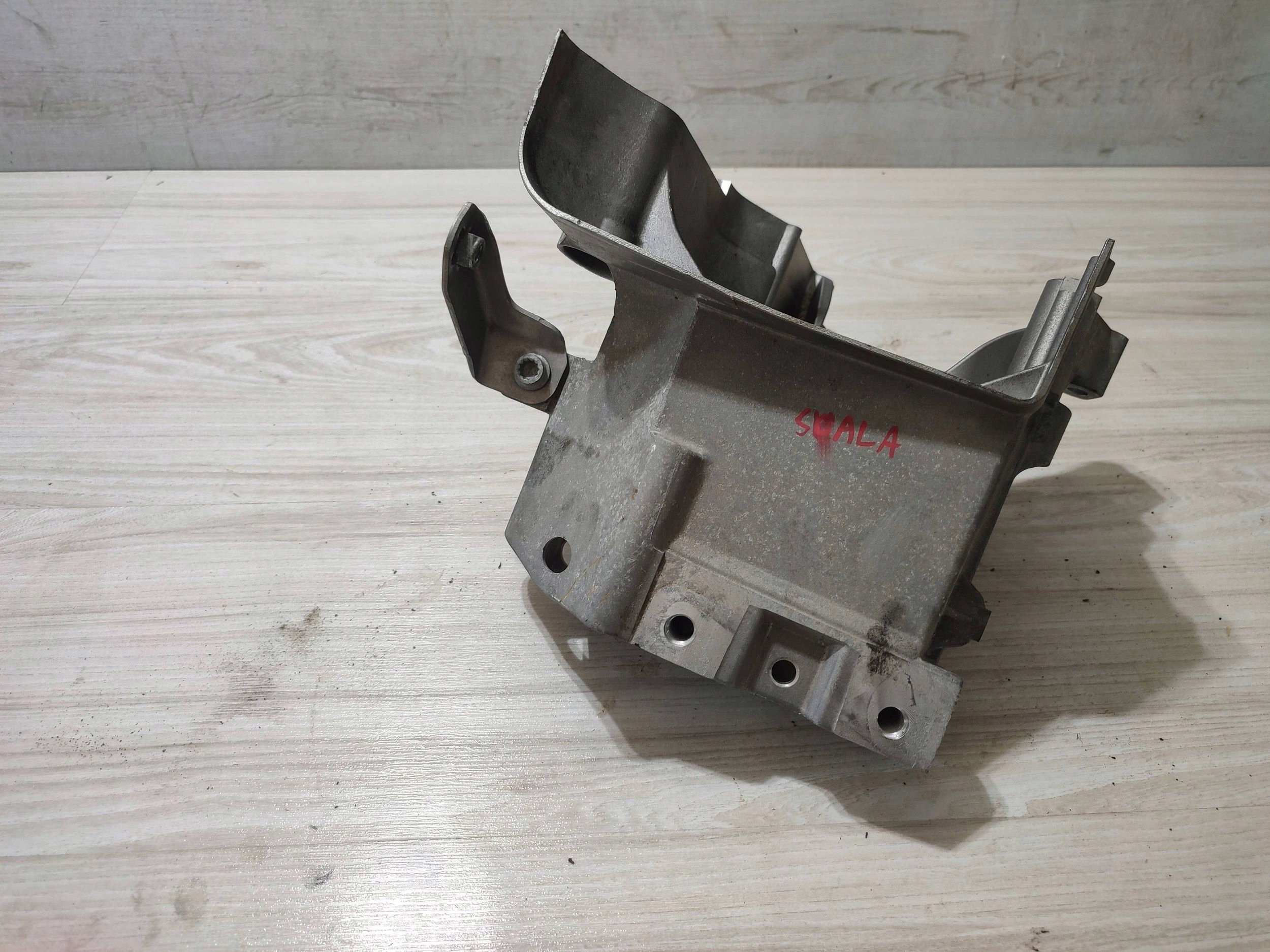Skoda Scala 2020 console / holder of the engine