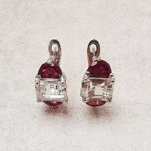 Stříbrné náušnice s bílým topazem a granáty