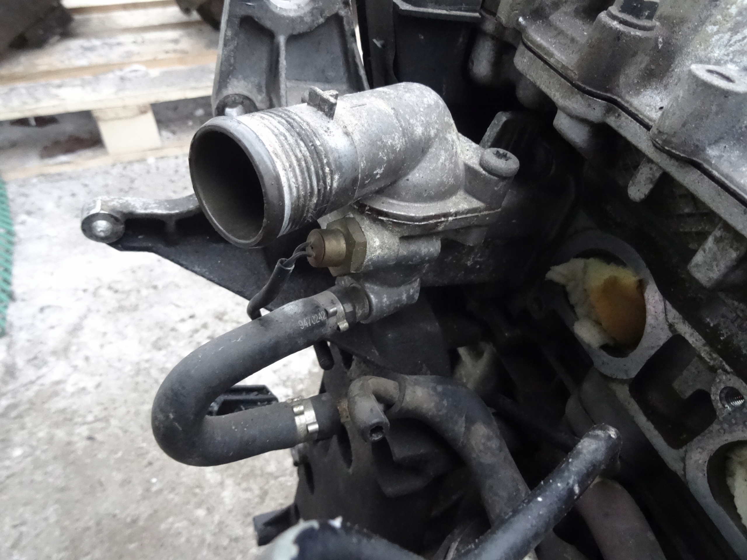 VOLVO S80 2.4B 99' OBUDOWA TERMOSTATU Numer katalogowy części VOLVO S80 2.4B 99' OBUDOWA TERMOSTATU