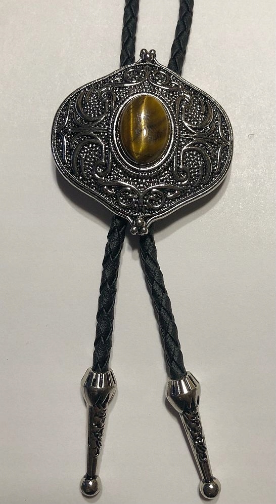 Oko Tygra na štítu s geometrickým vzorem, pletenina, přírodní kůže