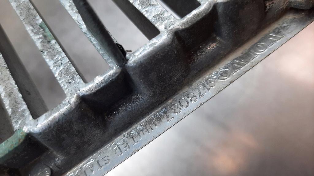 решетка радиатора 9178087 volvo S80 98-06R