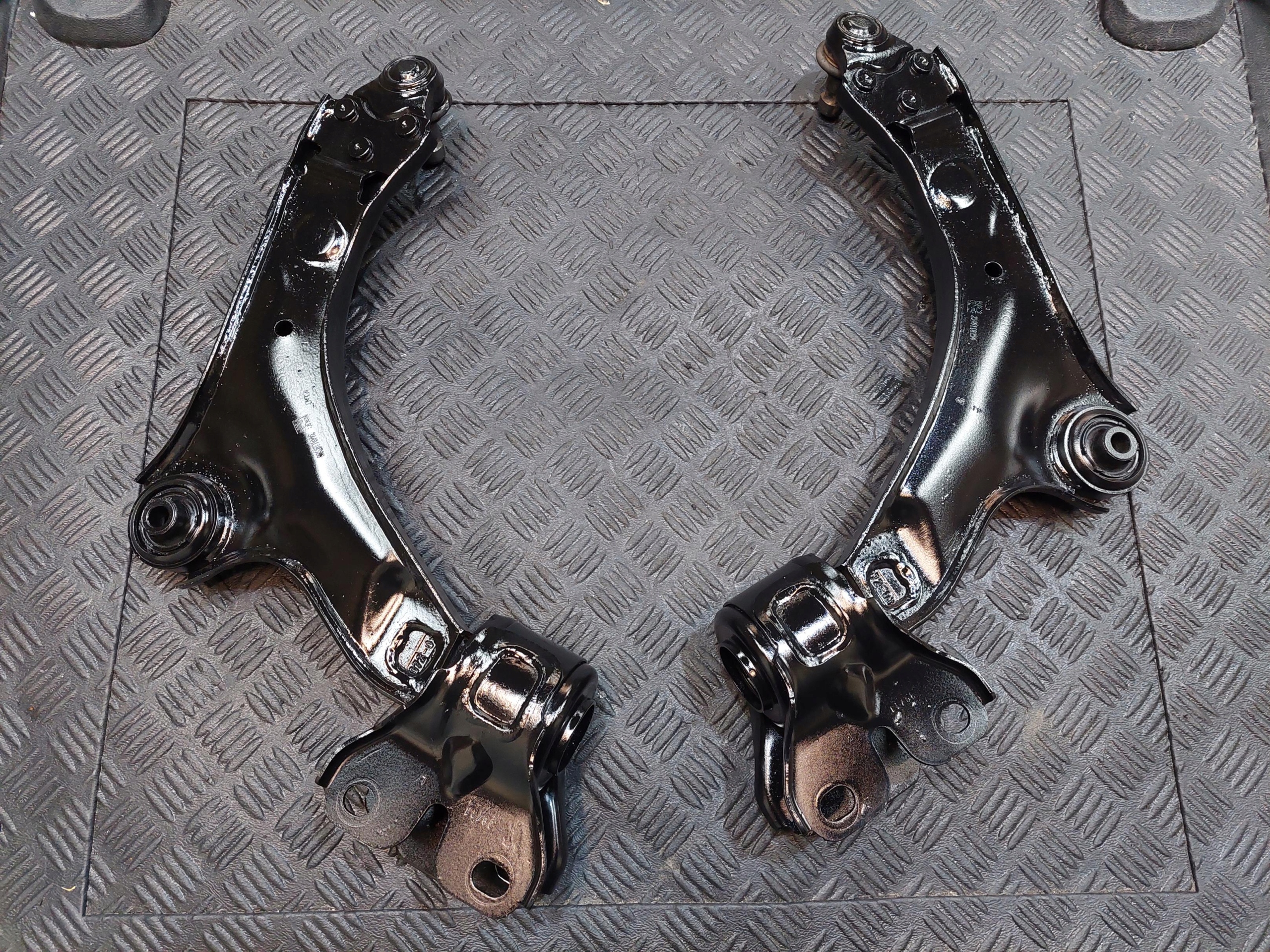 arm lower front front left right VOLVO XC70 II 2.4 D