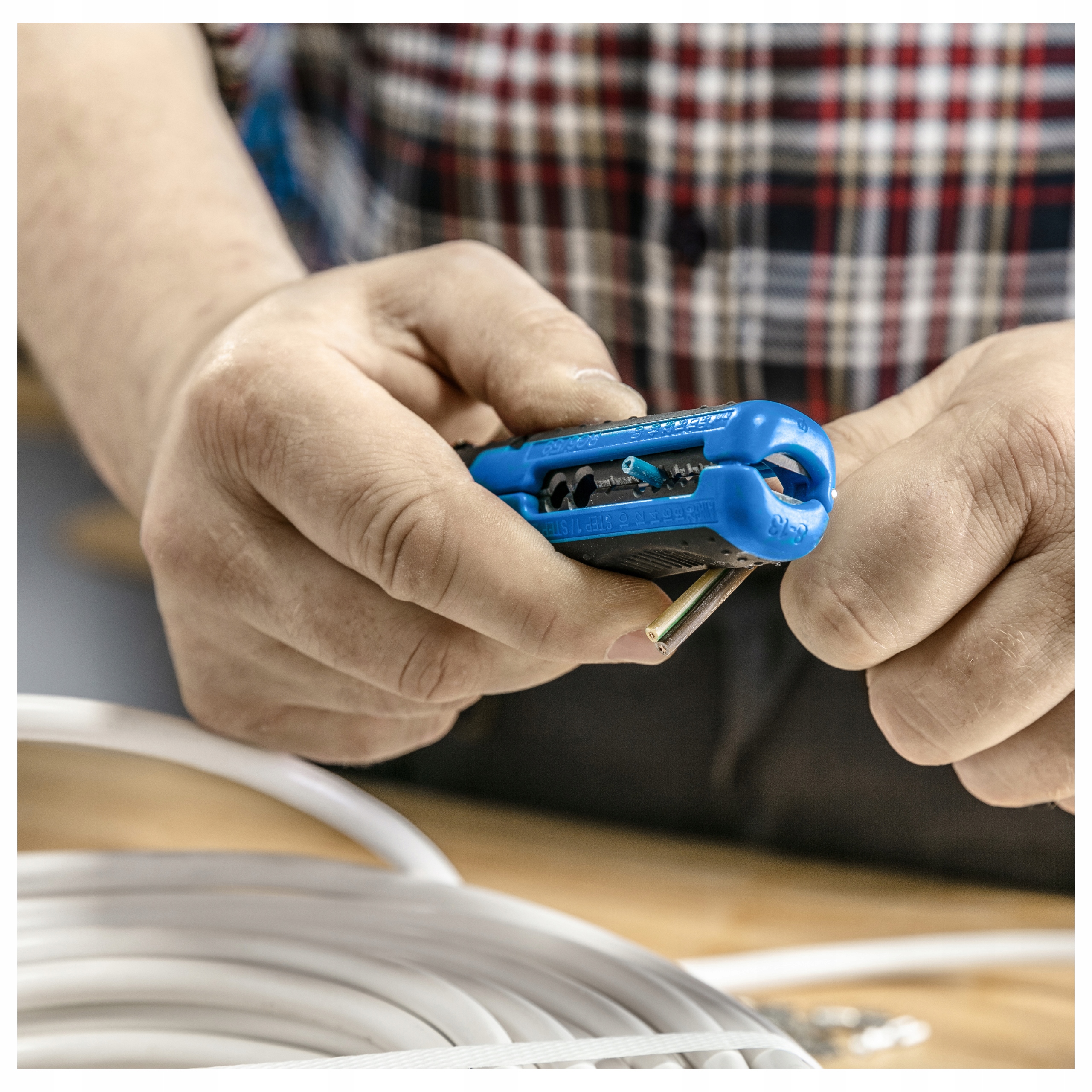 ŚCIĄGACZ DO IZOLACJI 0,5 mm² - 6 mm² DO KABLI PRZEWODÓW HOGERT HT1P102 EAN (GTIN) 5902801011856