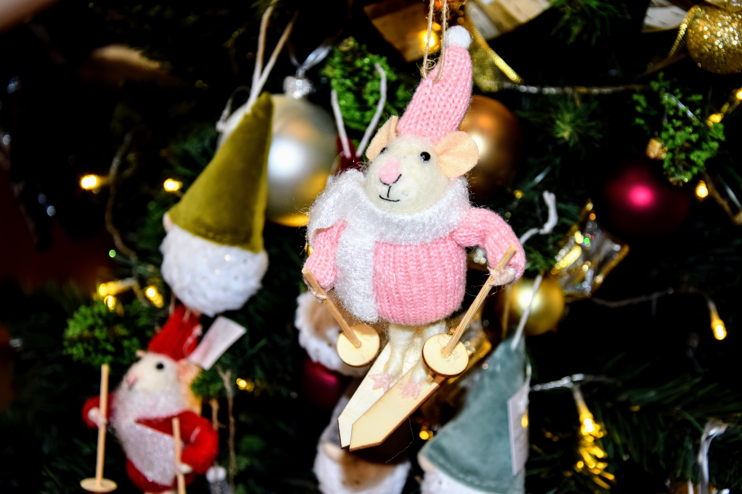 OZDOBA CHOINKOWA MYSZ NA NARTACH RÓŻOWO-BIAŁA 11CM Motyw zwierzęta