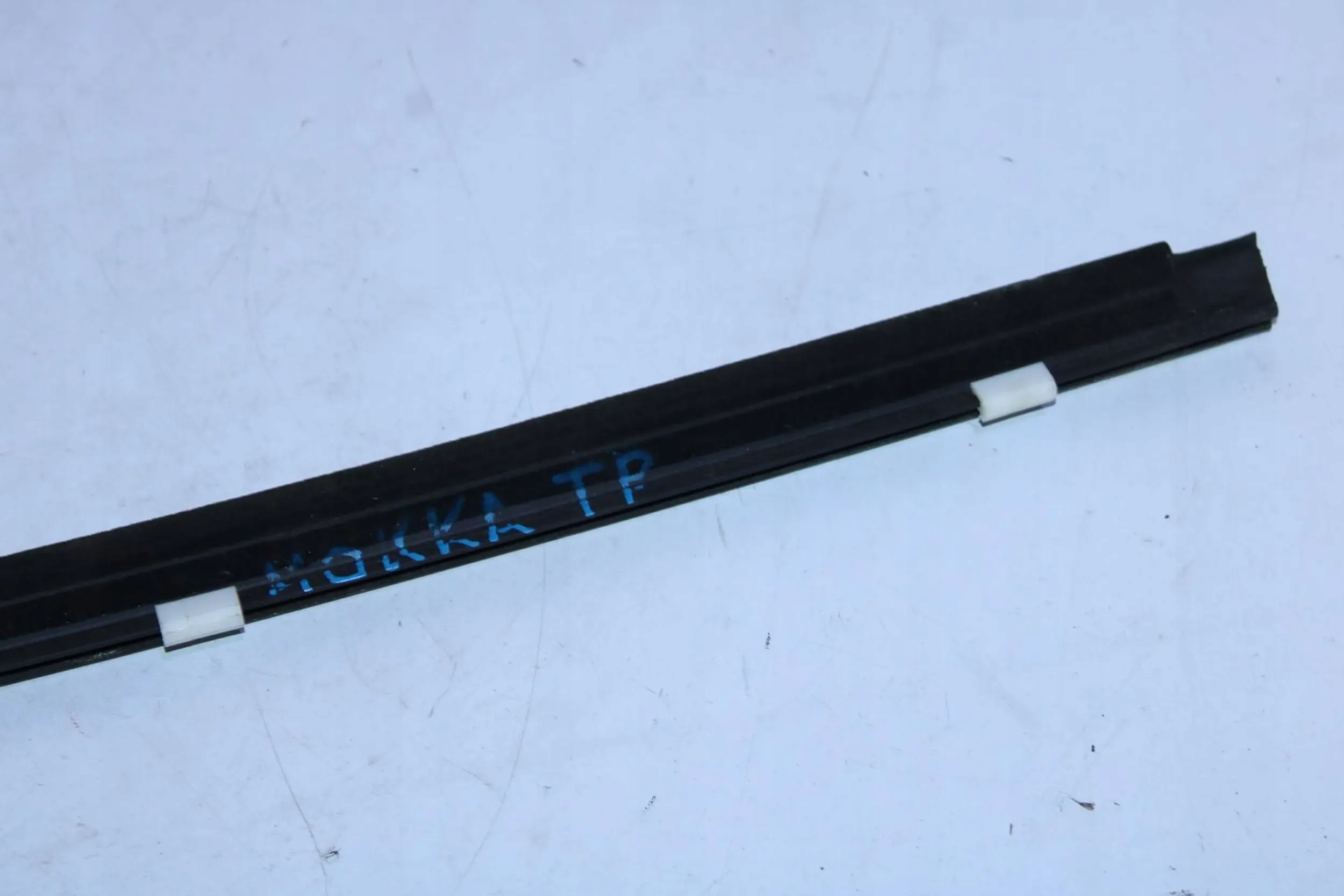 LISTWA ZGARNIAJĄCA DRZWI LEWA TYŁ TYLNA OPEL MOKKA CHROM Numer katalogowy części MAI4562