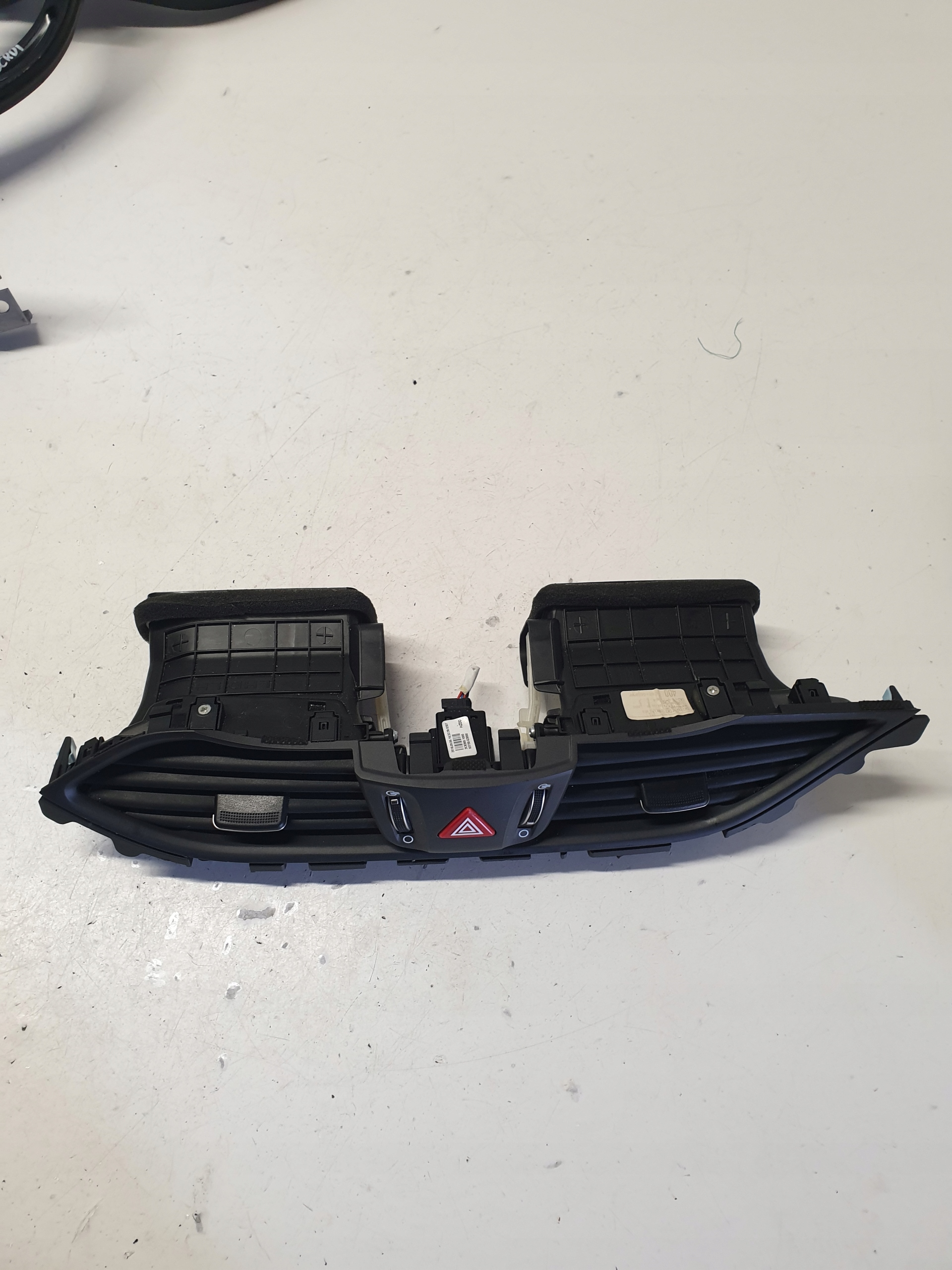 HYUNDAI i30 III вентиляционные решетки центр 97401-G4000