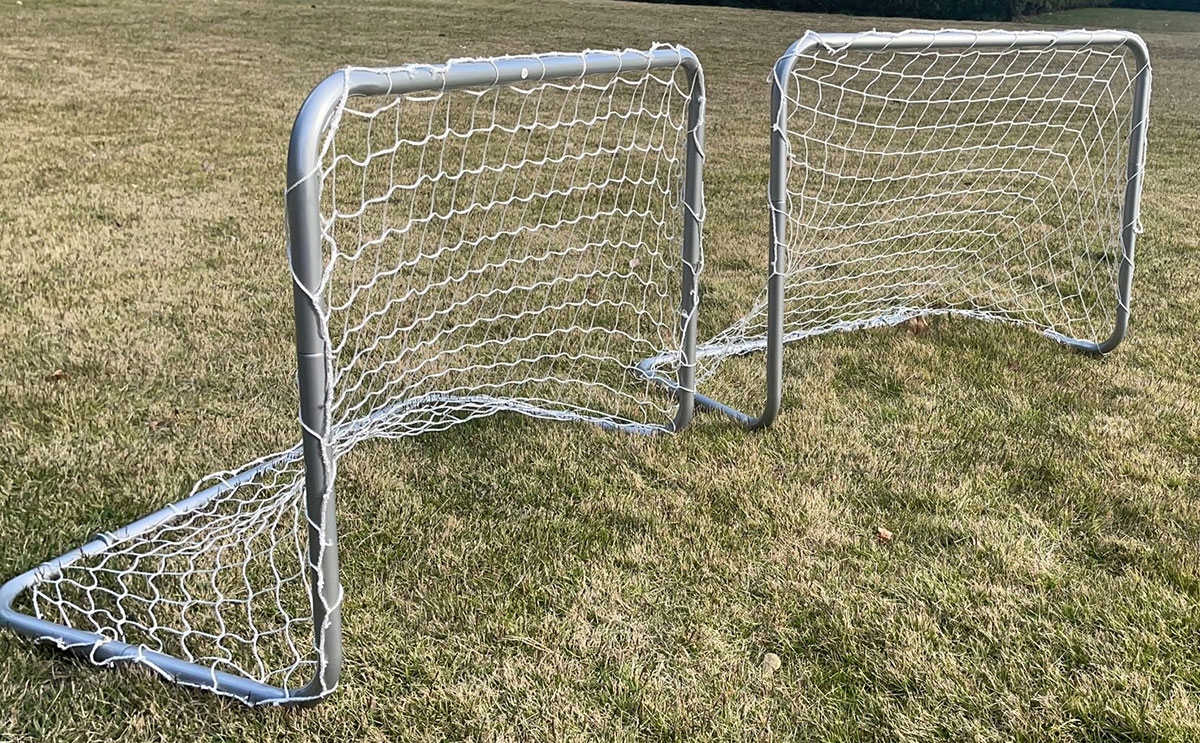 Zestaw 2 mini bramek do gry w piłkę nożną bramki metalowe z siatką Enero Szerokość produktu 78 cm