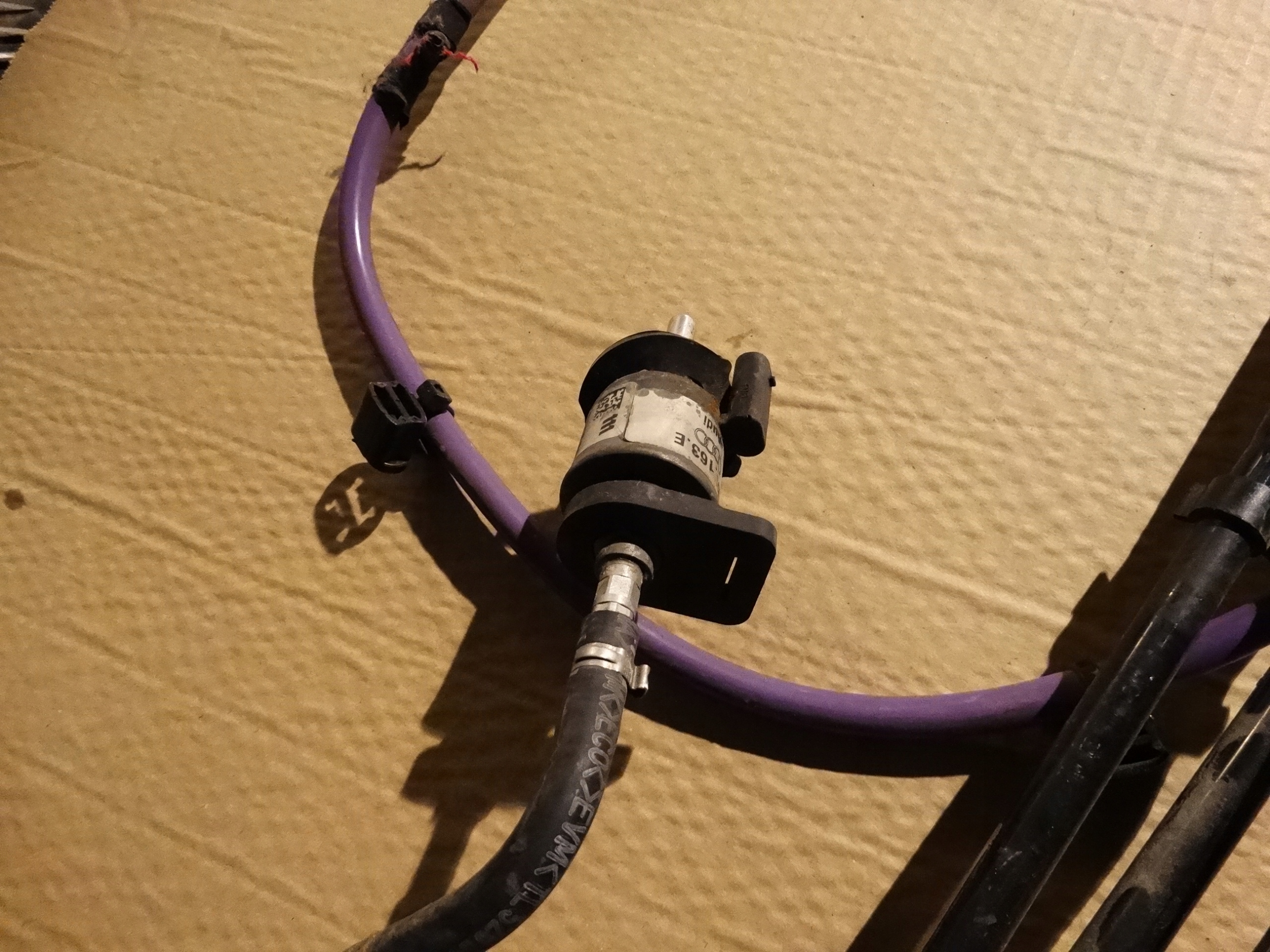 IDEALNE PRZEWODY PALIWA POMPKA DIESEL AUDI Q8 1 Producent części Audi OE