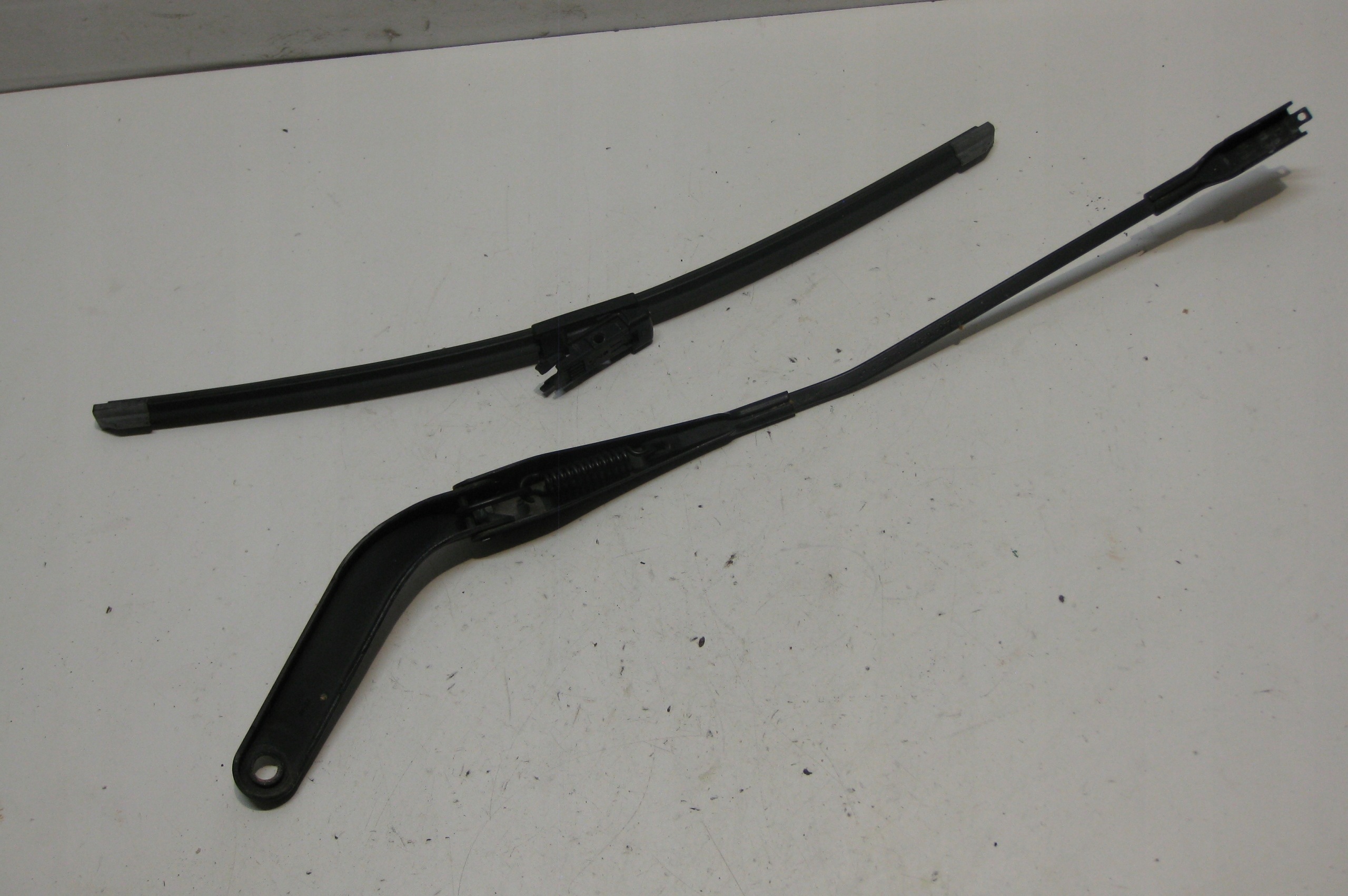 BMW E87 5D 07R wiper arm right front 7169972