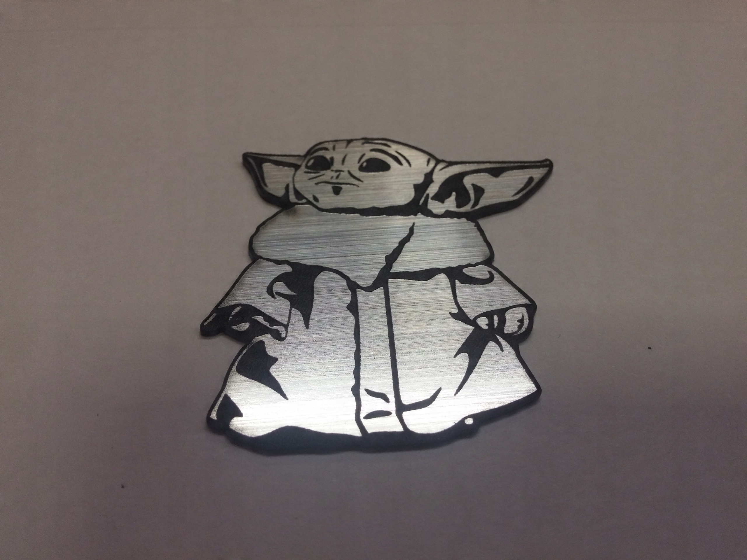 

Baby Yoda naklejka emblemat 80 x 84 mm *srebrna