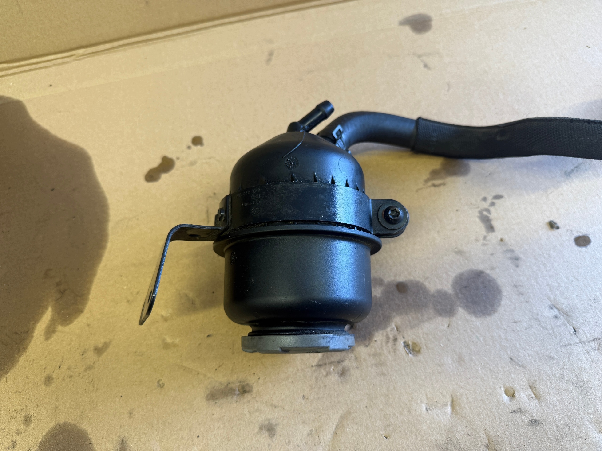 AUDI A4 B8 2.0 TDI servoölbehälter 8K0422162L 8K0422887Q