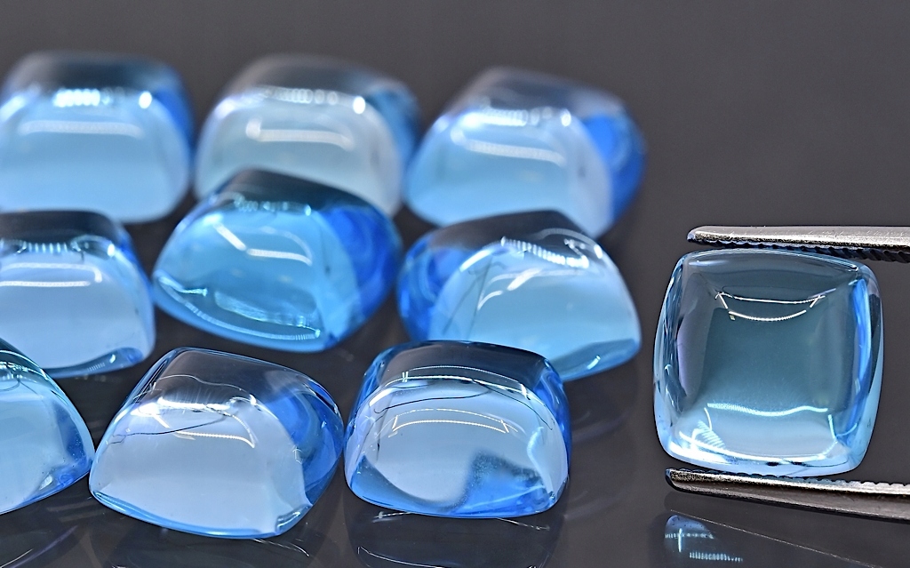 Topaz Swiss Blue kabošon cushion 6x6 mm