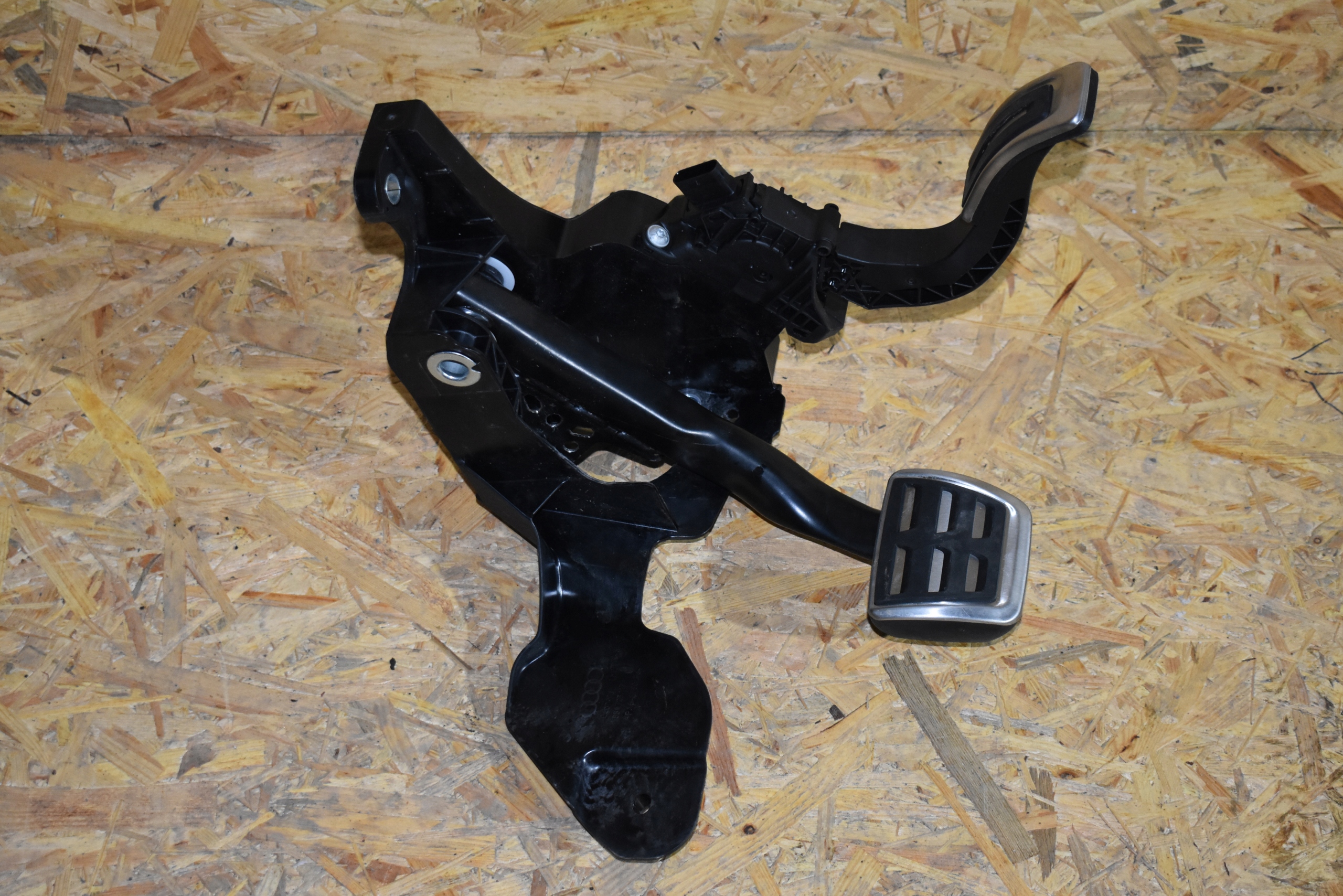 IDEALNY Gaspedal und Bremse AUDI A5 B10 1