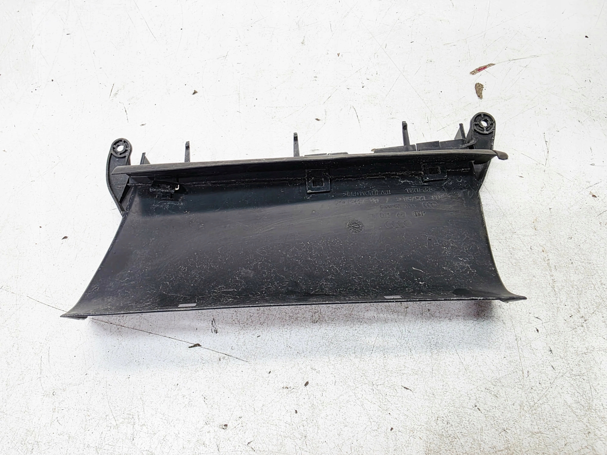 přívod VZDUCHOVÁ TROUBA Z stěny předního AUDI A6 C8 4K0129510B