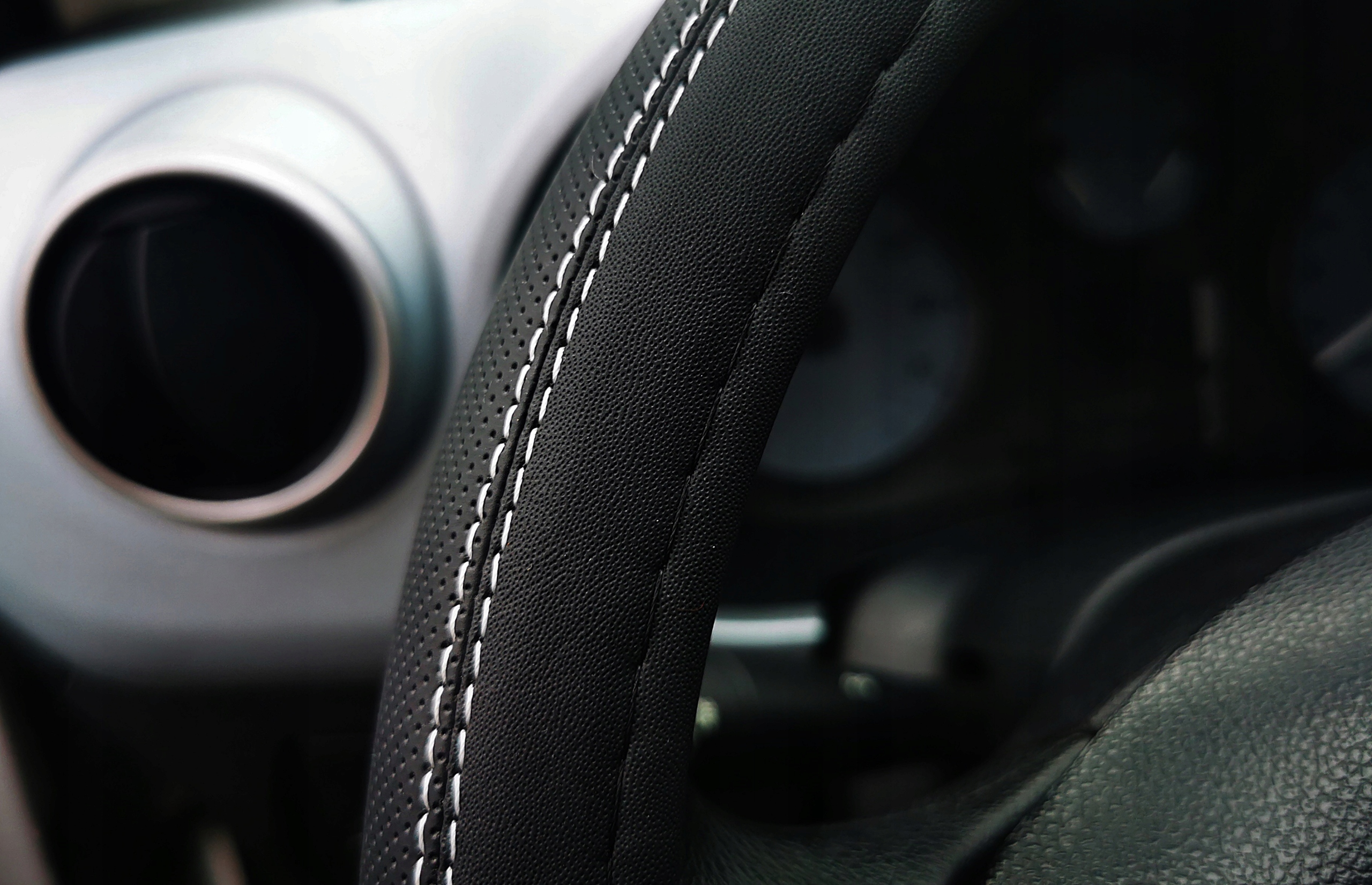 Pokrowiec na kierownice Hyundai i10 i20 i30 i40 ix35 Tucson skóra perforo X Stan opakowania oryginalne