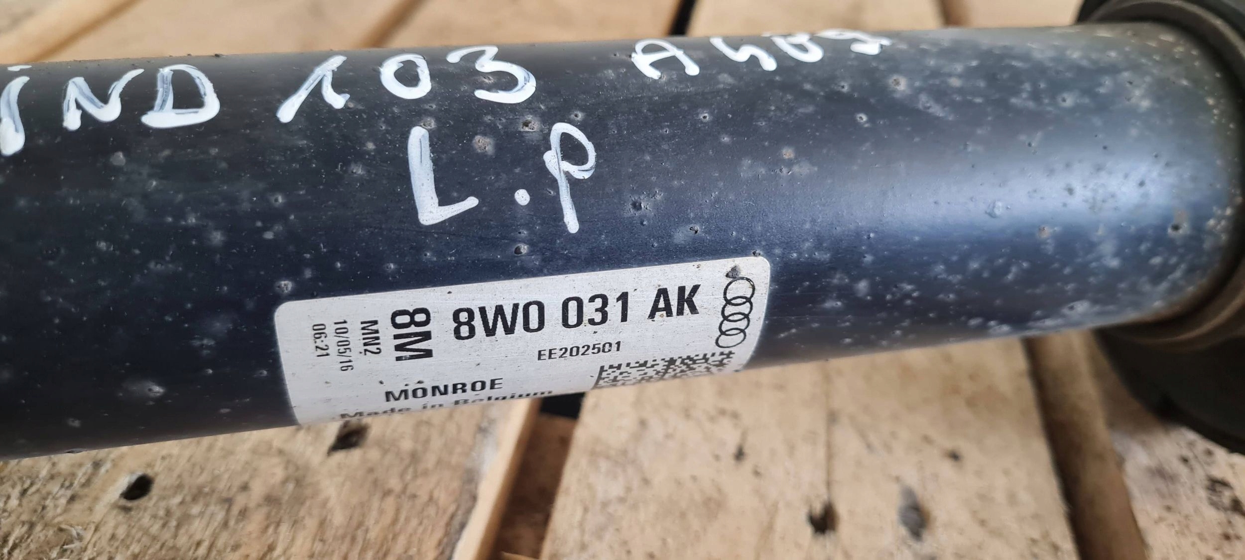 A4 B9 8W shock absorber left right front spring 2.0 TDI 8W0413031AK A5 8W