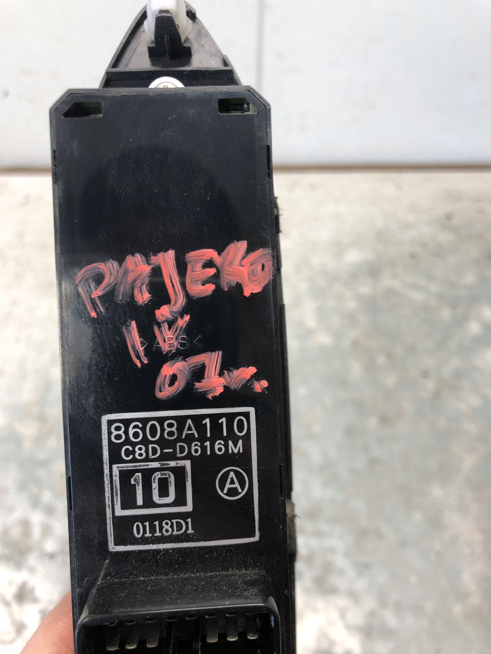 window control switch left front MITSUBISHI PAJERO IV 8608A110