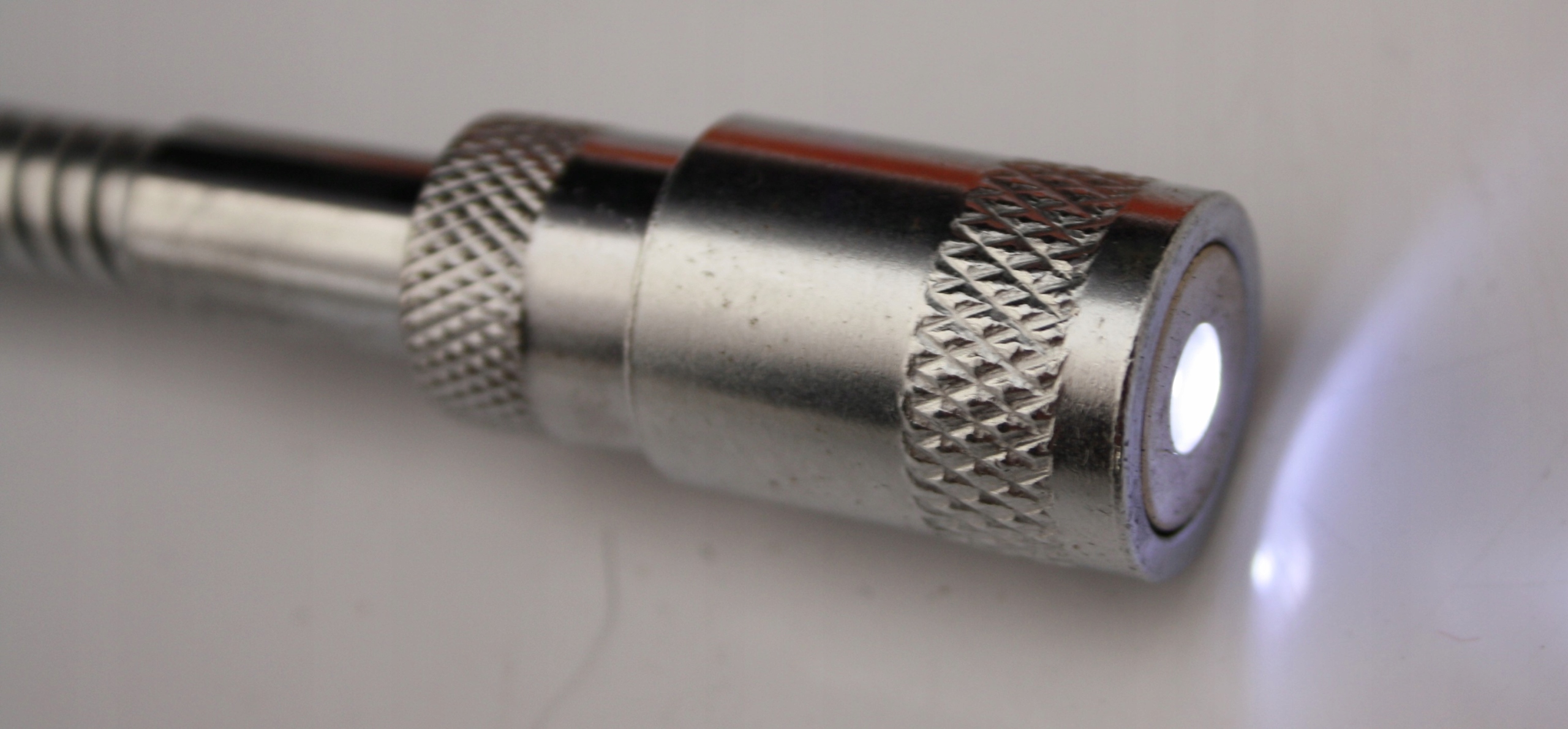 CHWYTAK MAGNETYCZNY ELASTYCZNY DIODA LED 2kg c0463 Marka Corona/Richmann