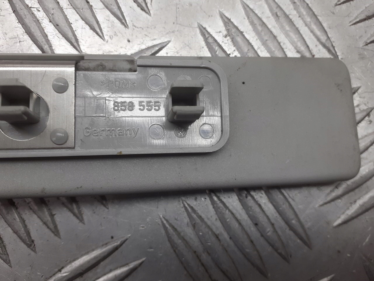 OSŁONA PRZECIWSŁONECZNA ŚRODKOWA SKODA OCTAVIA I 1U0858555A Jakość części (zgodnie z GVO) O - oryginał z logo producenta pojazdu (OE)