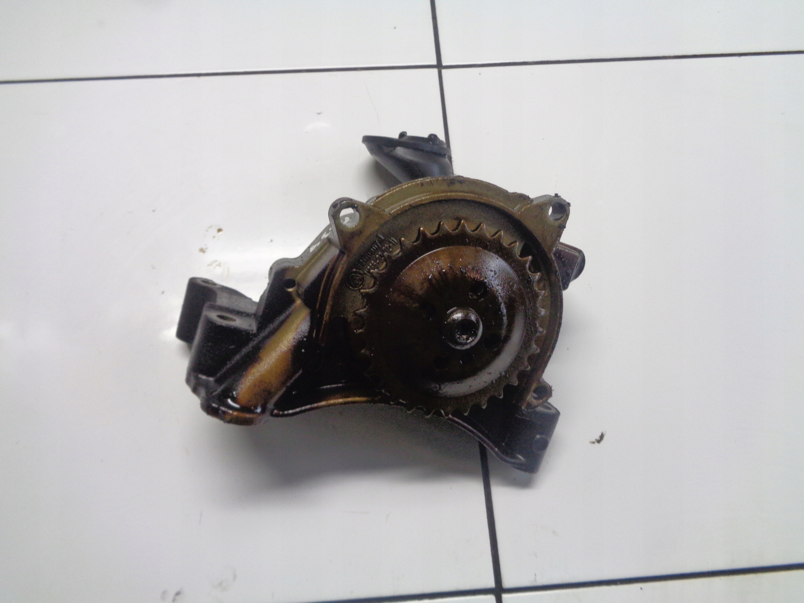VW GOLF V 1.6FSI BLF Ölpumpe 11367-0201