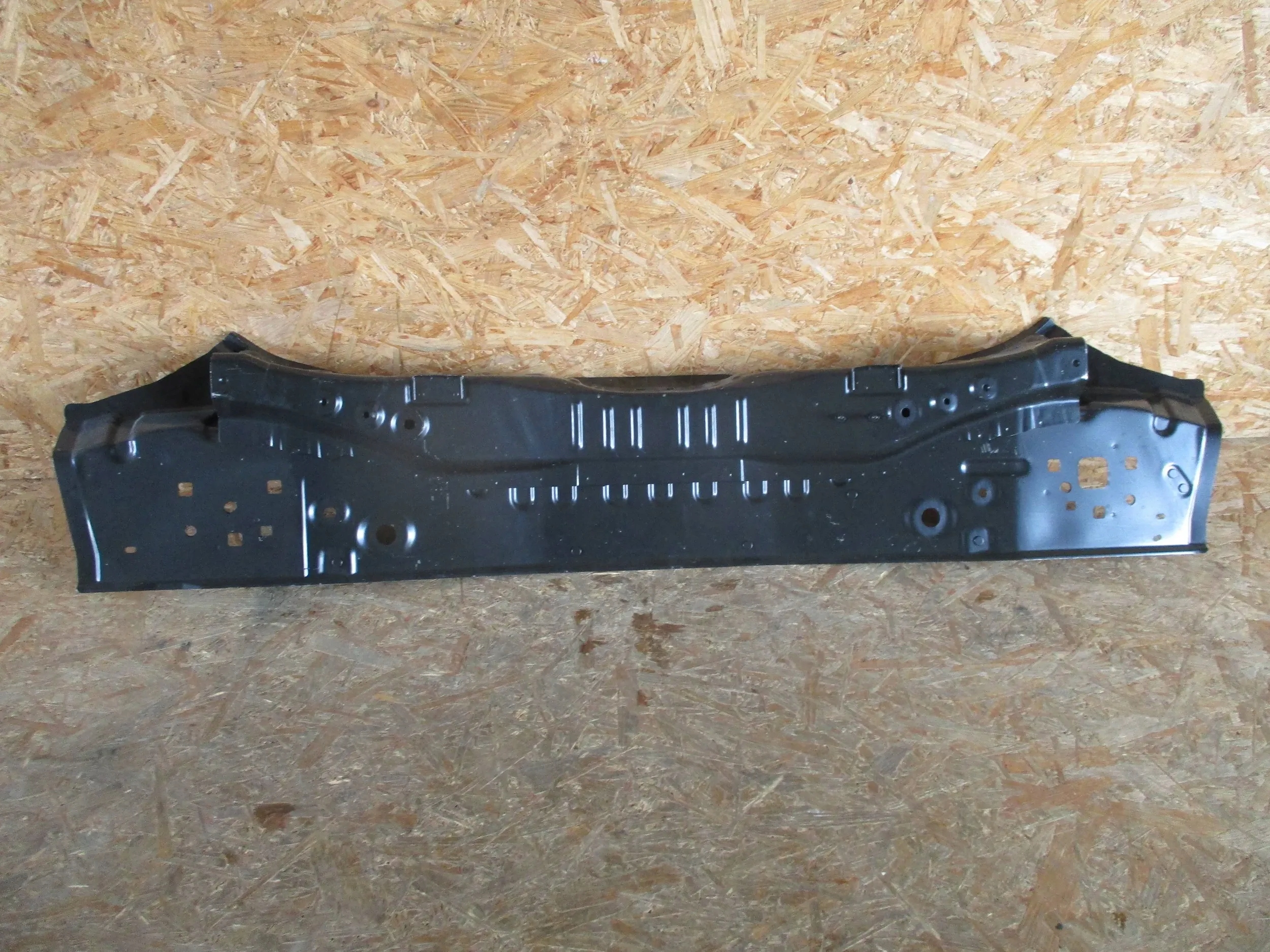 PAS TYLNY NISSAN X-TRAIL T32 Wersja Europejska