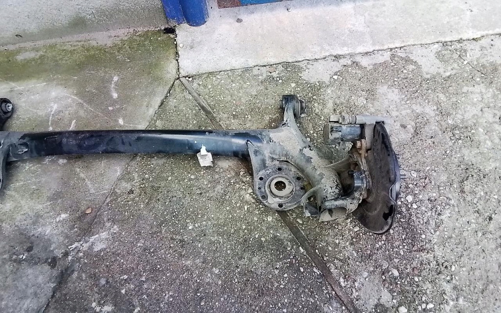 YARIS CROSS BELKA ZAWIESZENIA TYŁ OŚ KPL. SANKI Producent części Toyota OE