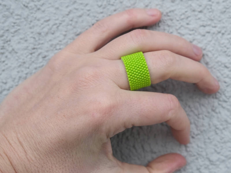 PLECIONY PIERŚCIONEK GŁADKI zielony neonowy Marka Fiodo