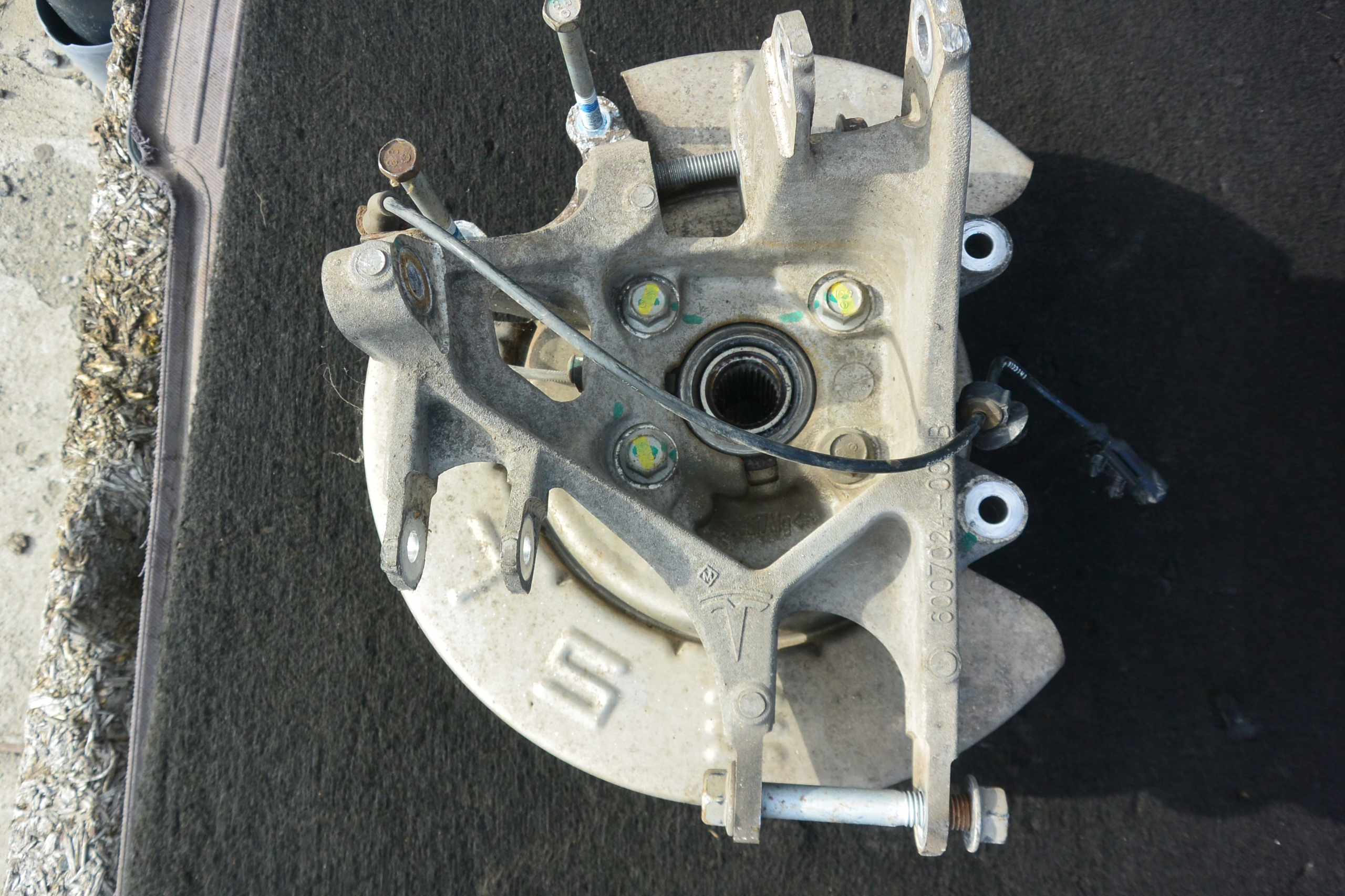 поворотный кулак левый tesla MODEL S P85