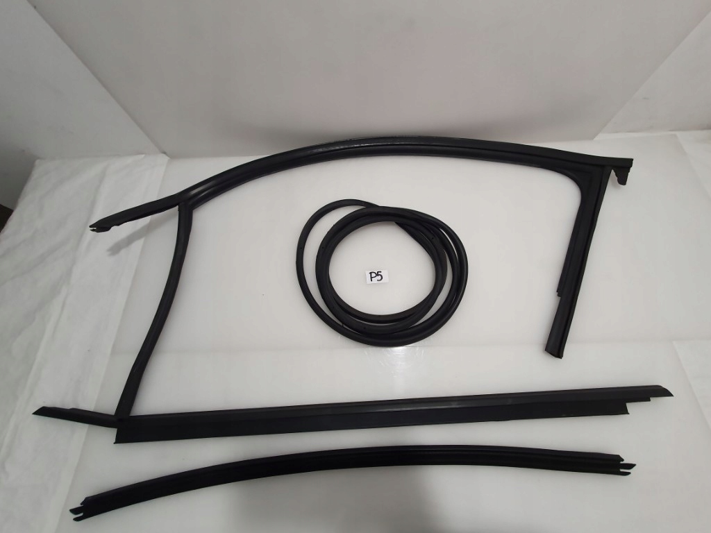 8V3837439A 3 - AUDI A3 8V полоса стекла двери прокладка левая передняя