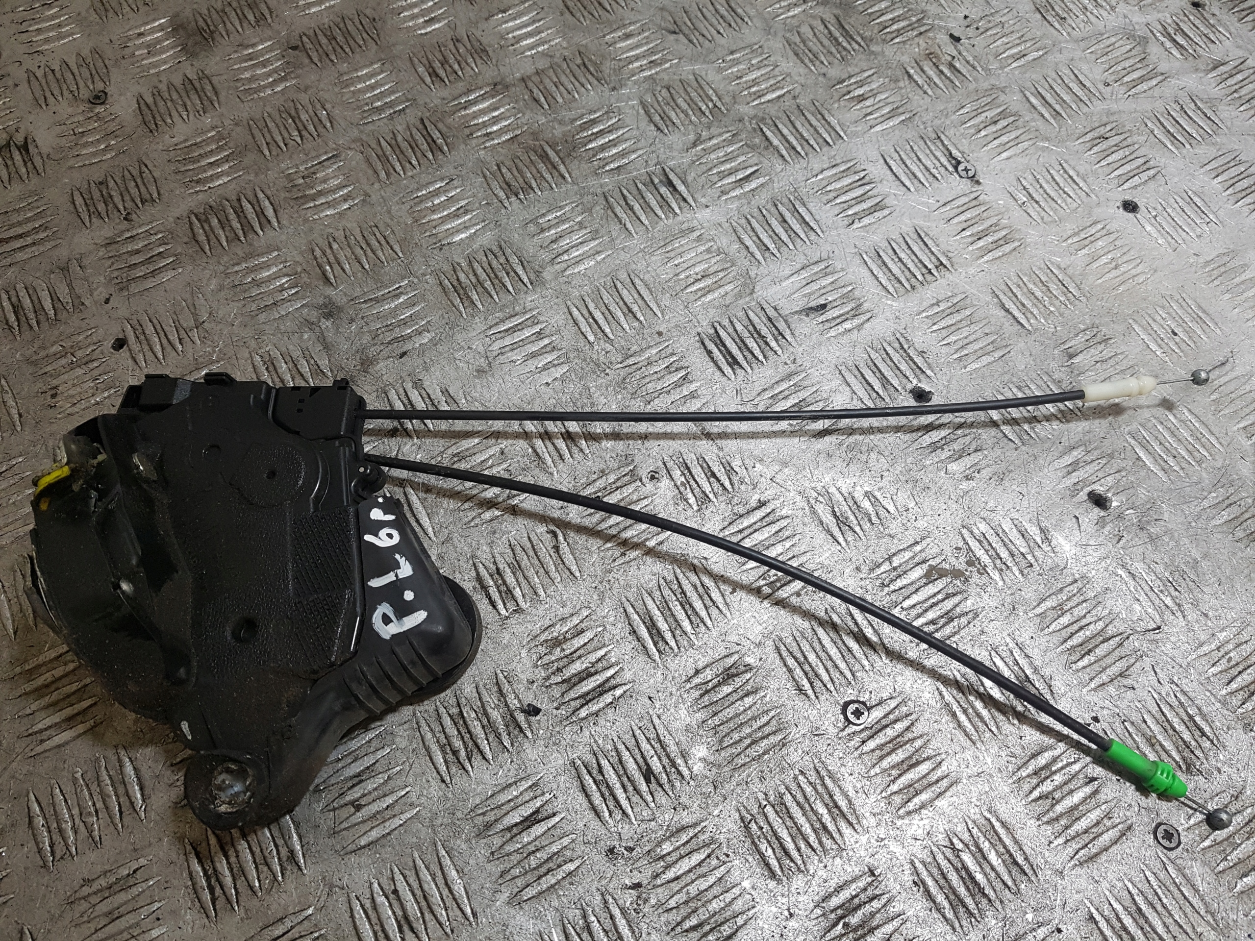 lock door left front TOYOTA YARIS 2