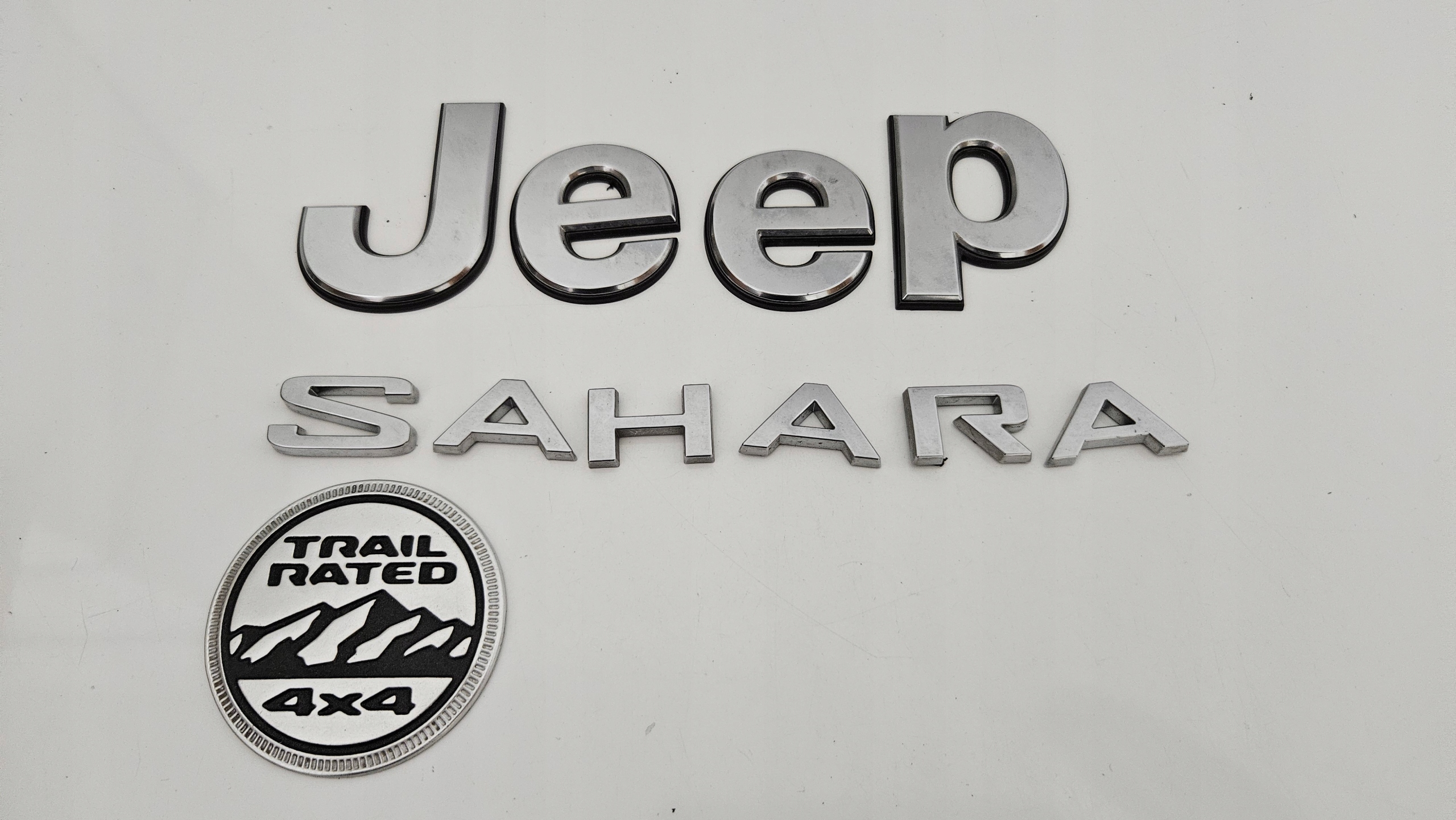 JEEP WRANGLER SAHARA 2017-2023 EMBLEMAT BŁOTNIKA