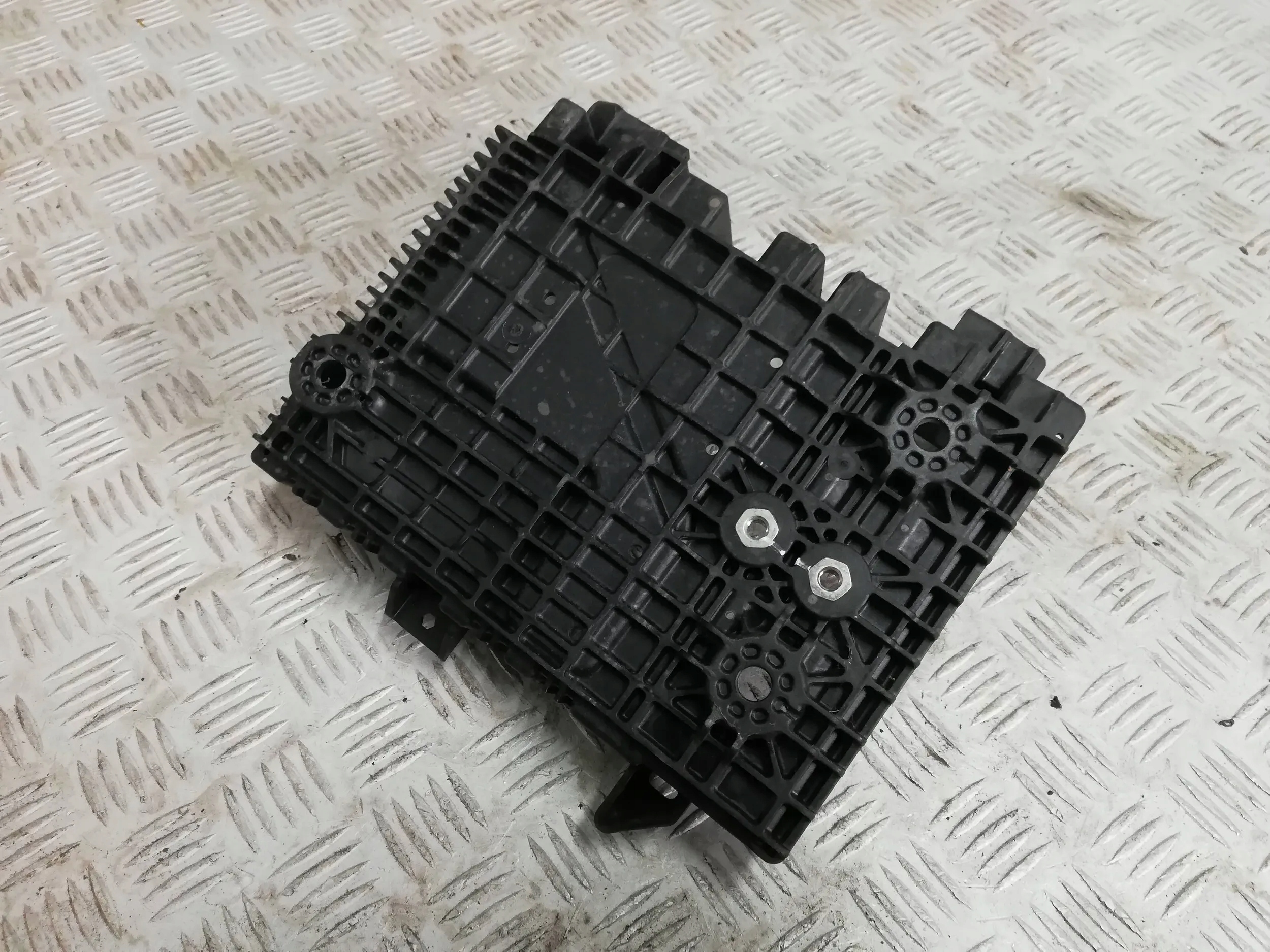 Opel Karl PODSTAWA OBUDOWA AKUMULATORA Producent części Opel OE