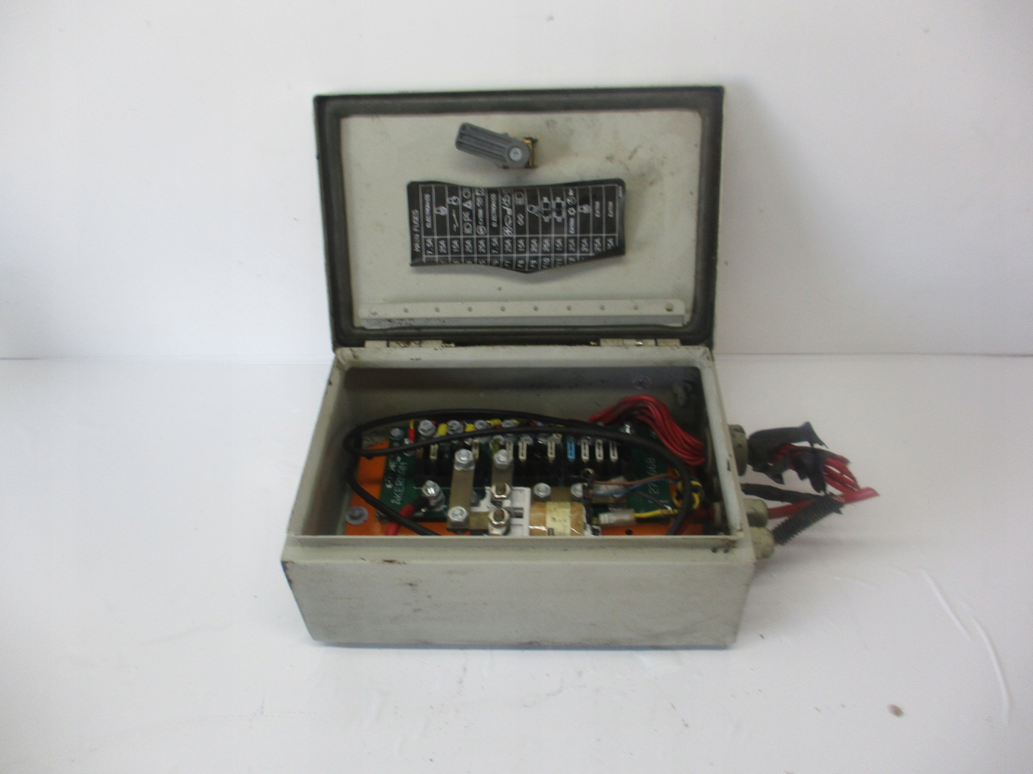 | KOPARKA AKERMAN EC230B EC SKRZYNKA BEZPIECZNIKÓW