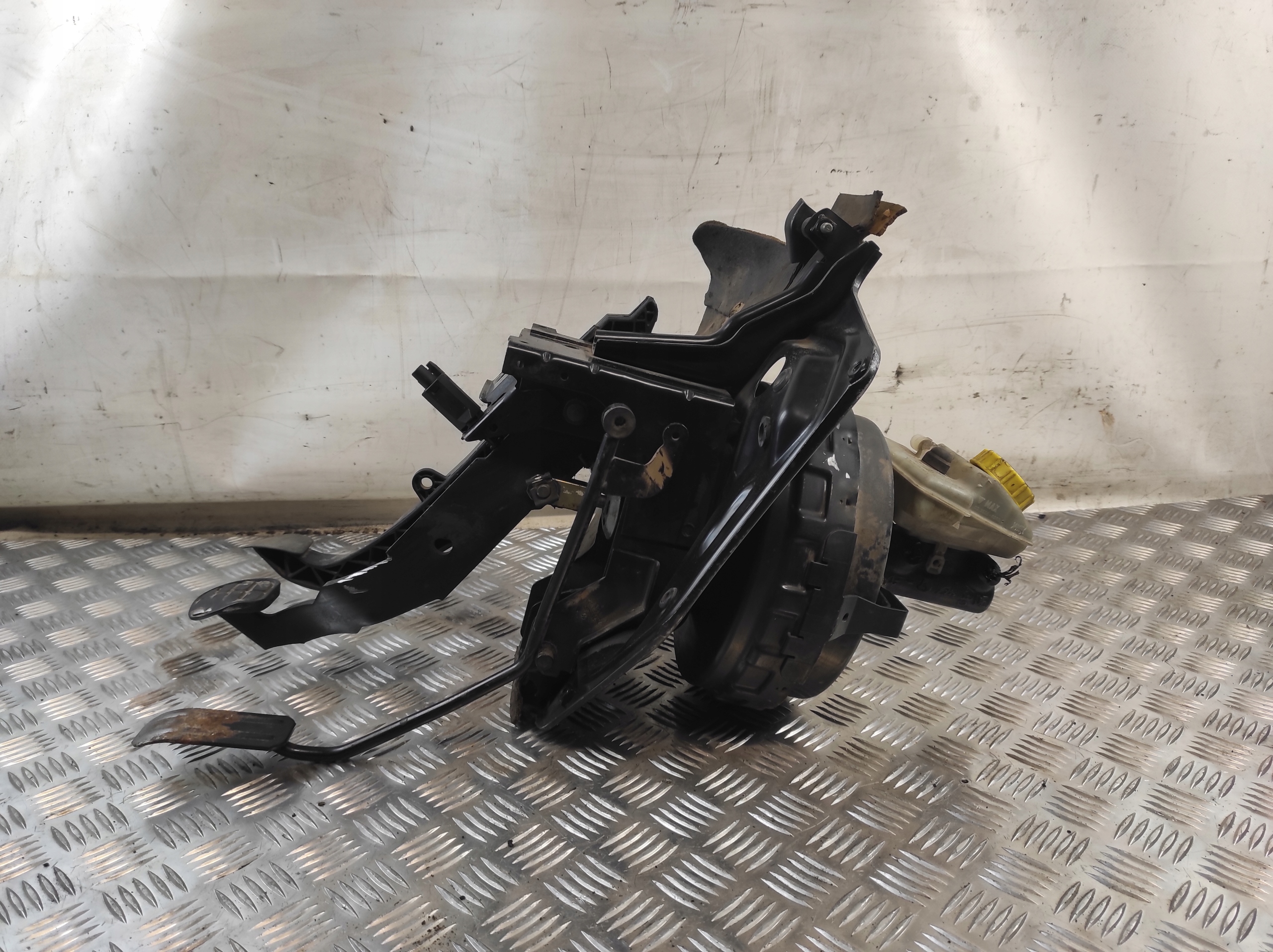 VW TRANSPORTER T4 2.4 D servo pump brake holder pedals 701612101K