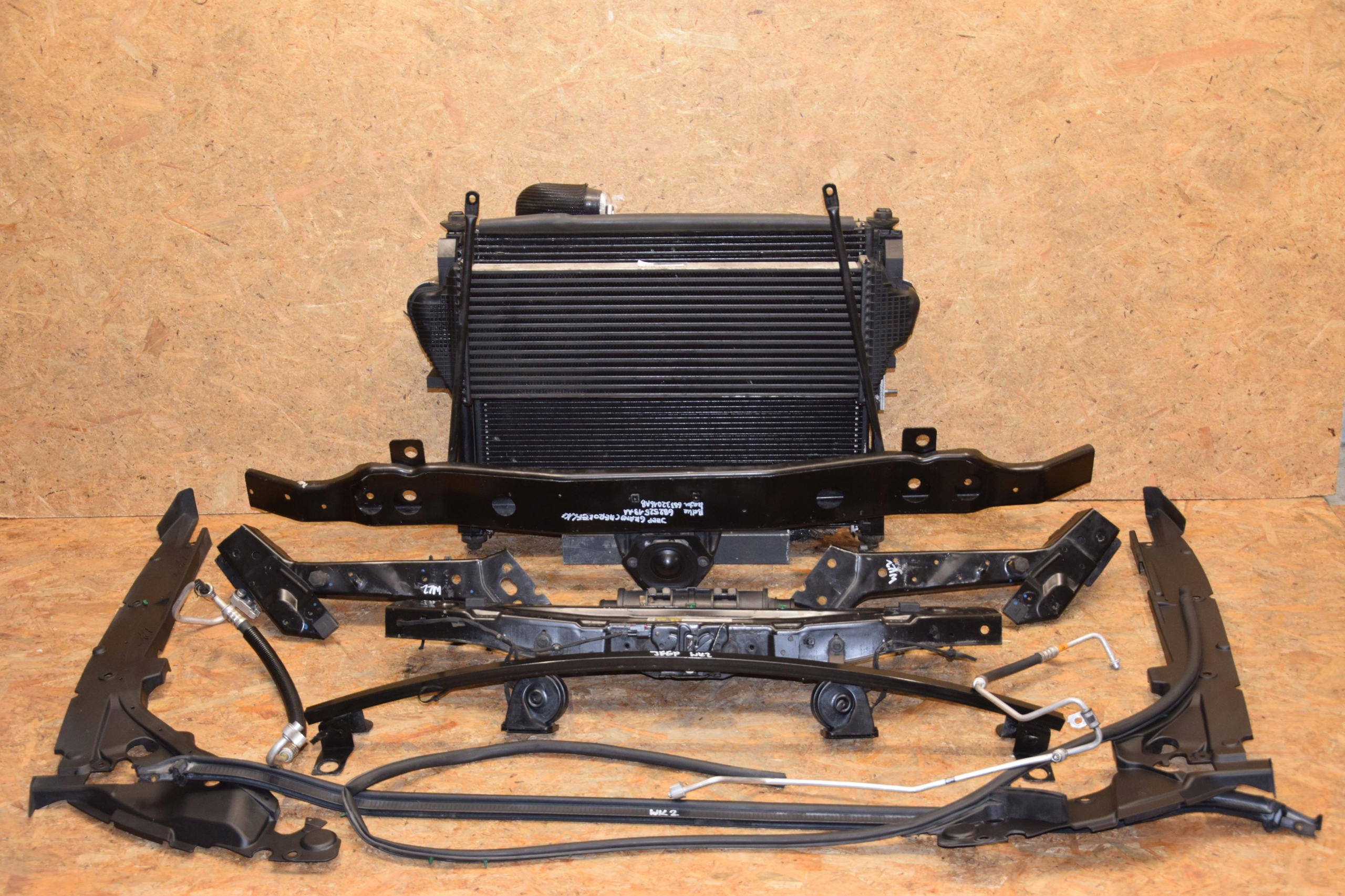 PAS PRZEDNI WZMOCNIENIE CHŁODNICA CHŁODNICE RADAR GRAND CHEROKEE WK2 IV 3.0