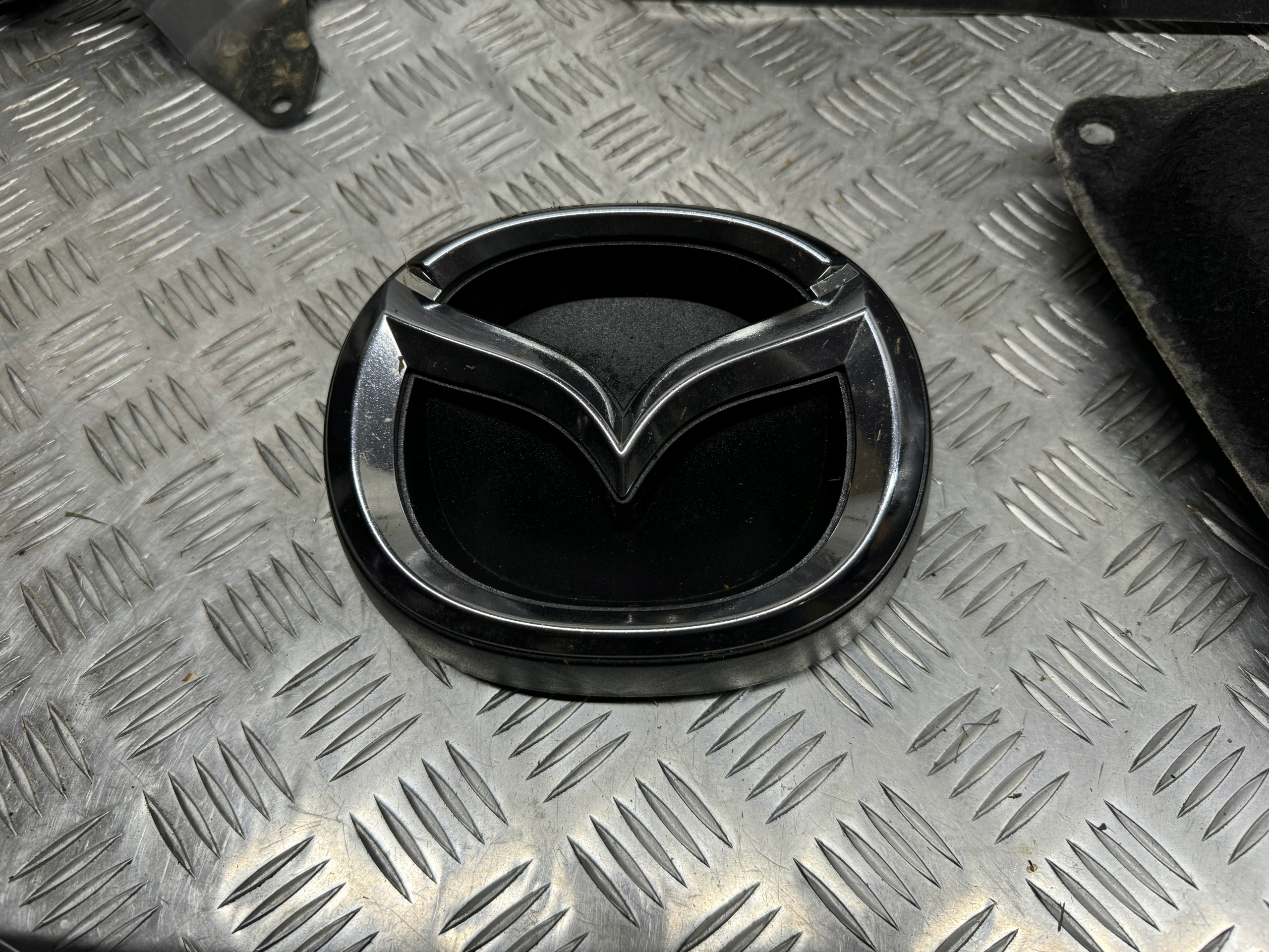 MAZDA CX-5 2015-2017 LIFT EMBLEMAT ZNACZEK LOGO PODSTAWA LOGA ZDERZAKA ATRA
