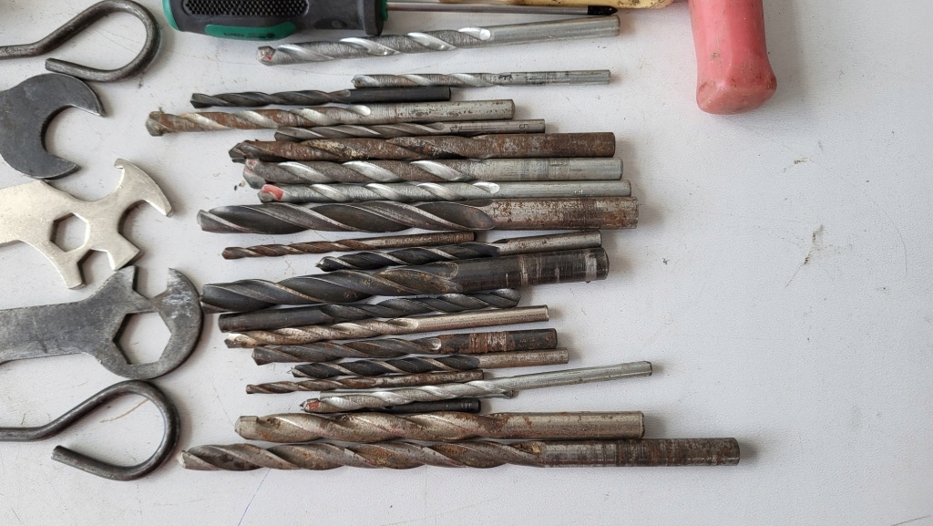 ZESTAW NARZĘDZI KLUCZE WIERTŁA CĘGI MŁOTEK SEKATOR Kod producenta 000