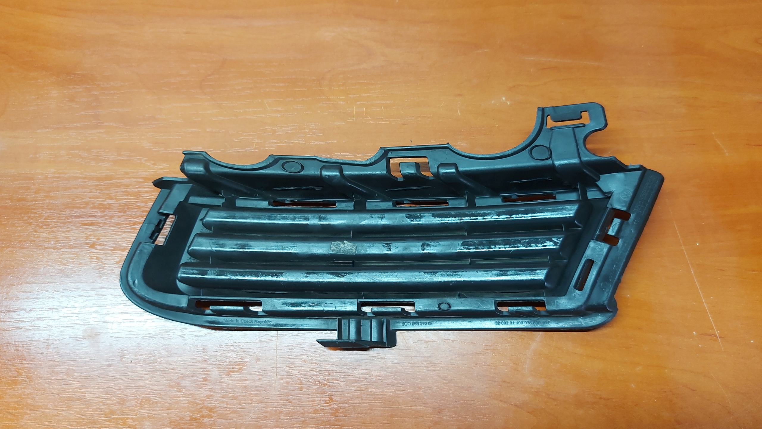grid moulding of a bumper right right front front VW GOLF VII 12-16