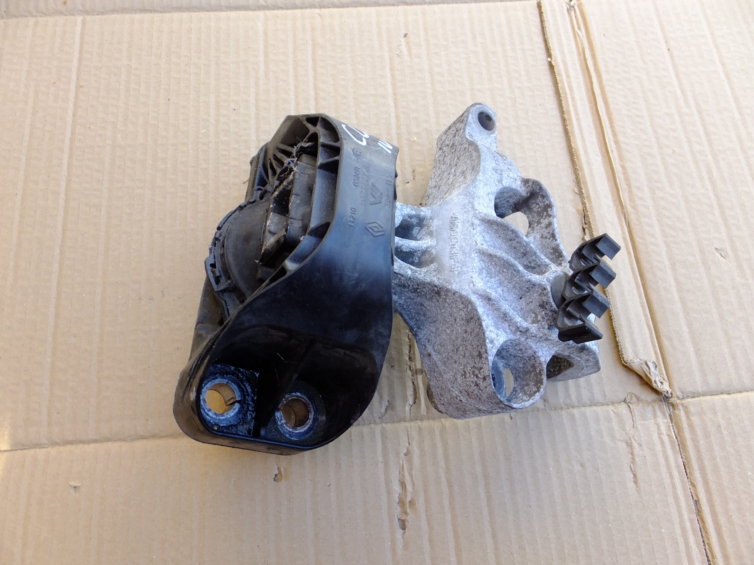 engine mount renault clio IV 1,5 dci 2017r 113756731R 112845638R