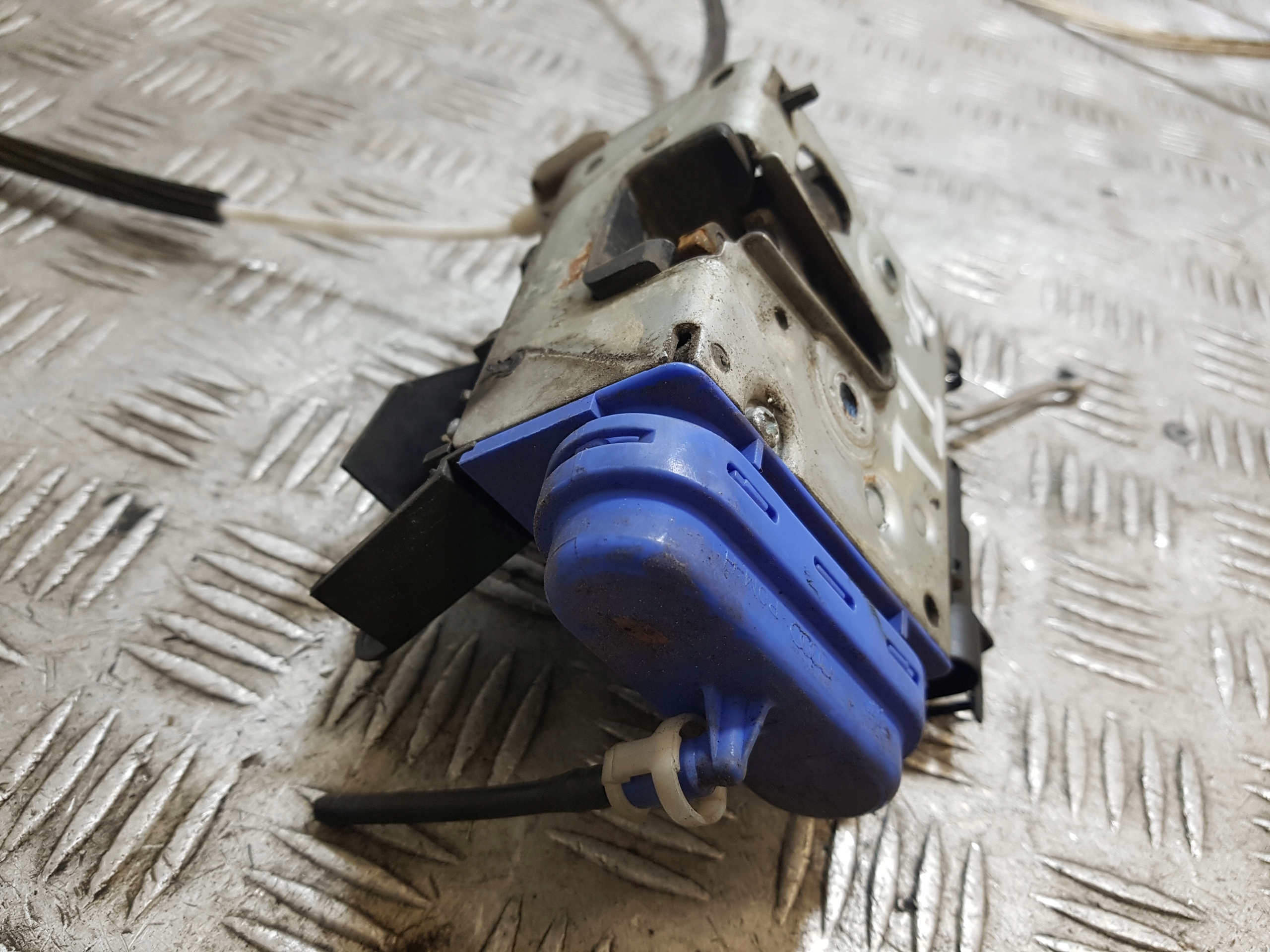 lock door left rear part rear AUDI A8 D2 3 PIN