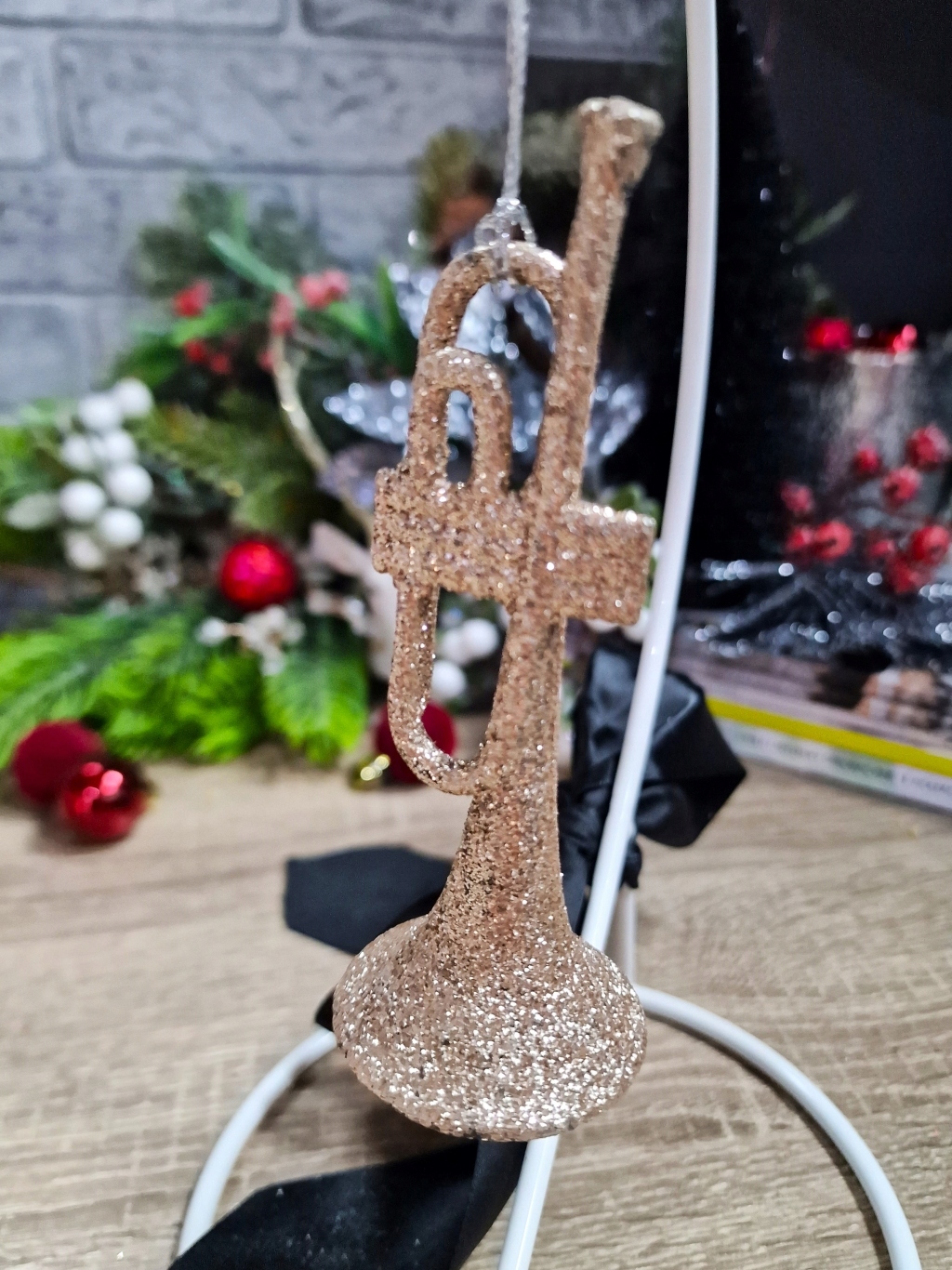 OZDOBA ŚWIĄTECZNA - ZAWIESZKA TRĄBKA - szampański Szerokość produktu 4.5 cm