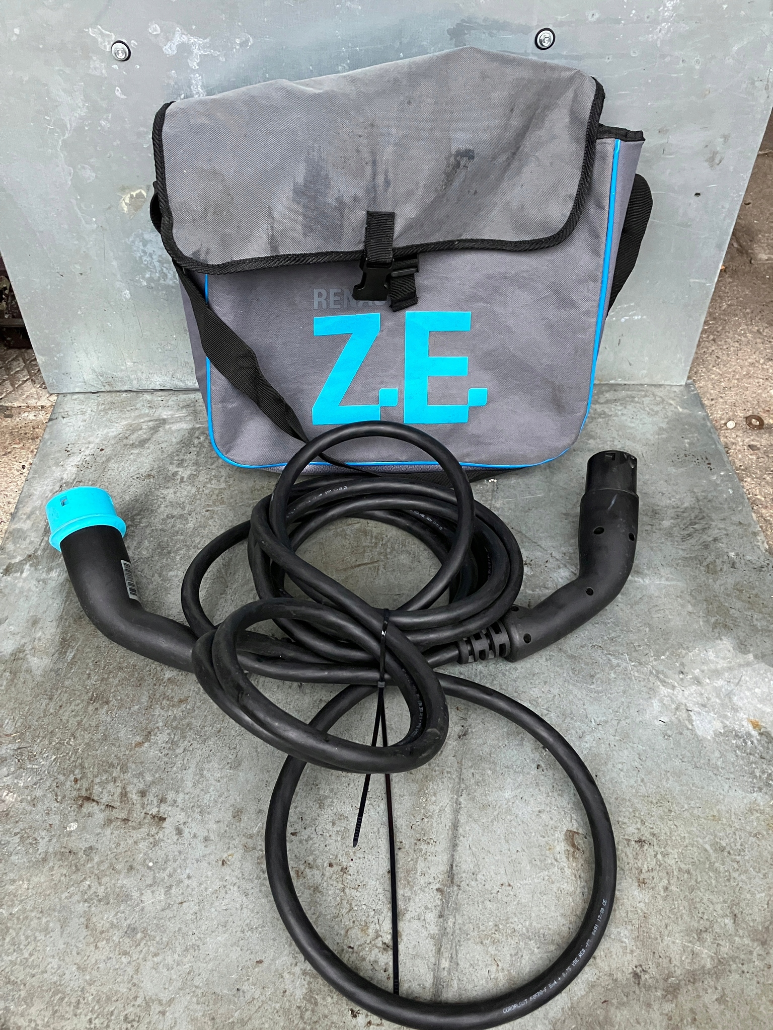 ЗАРЯДНИЙ ПРИСТРІЙ RENAULT ZOE 296957361R СУМКА