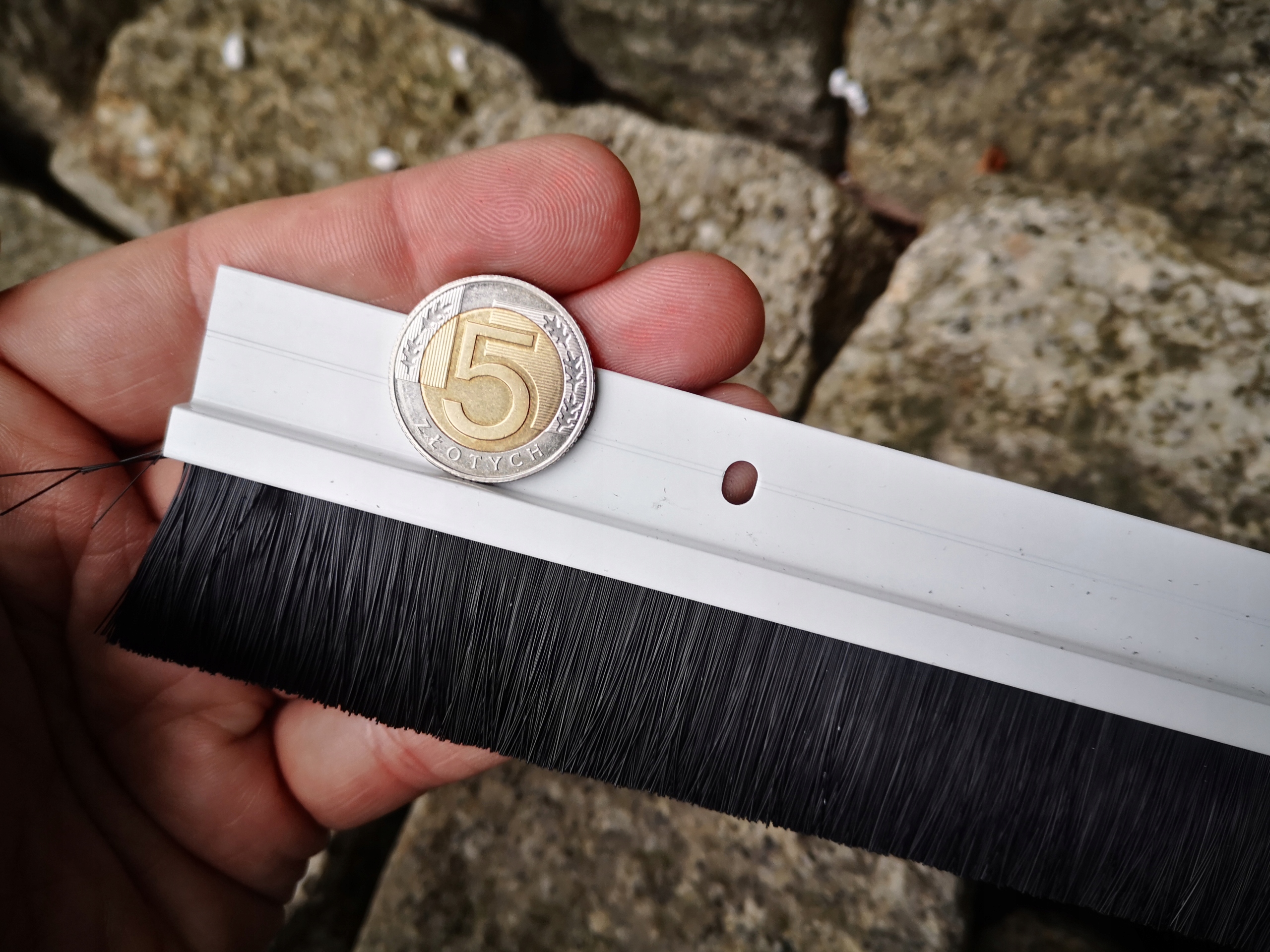 LISTWA DRZWIOWA USZCZELNIAJĄCA SZCZOTKOWA 1M 24MM Kod producenta LISTWA PRZECIWKURZOWA - biała