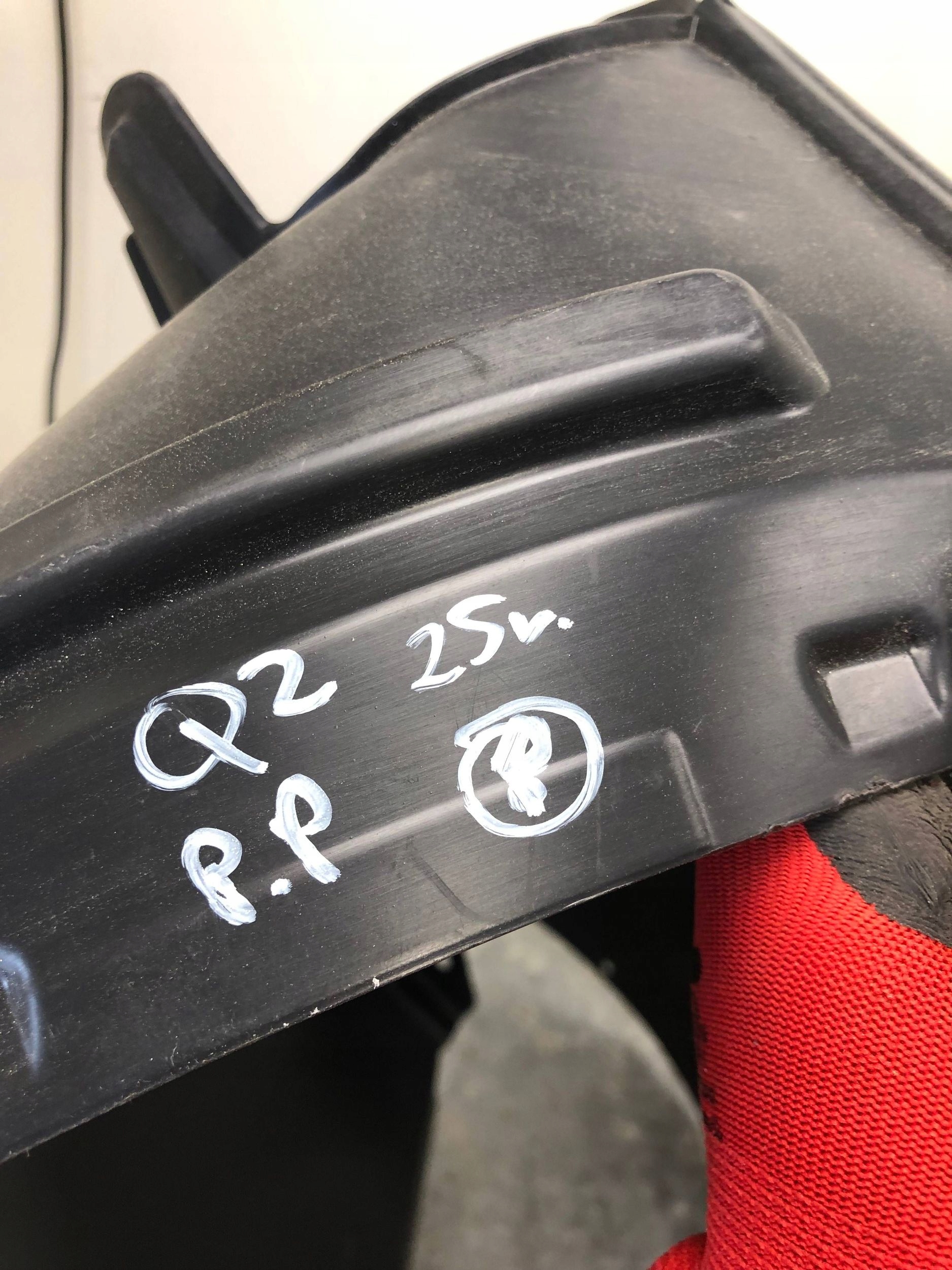 mudguard right front AUDI Q2 81M821172