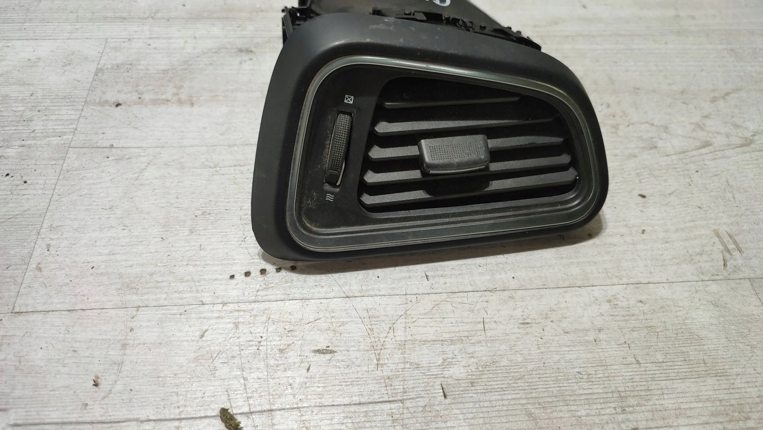 Renault Kadjar 17r 1.5dci front side right grid air conditioning devices